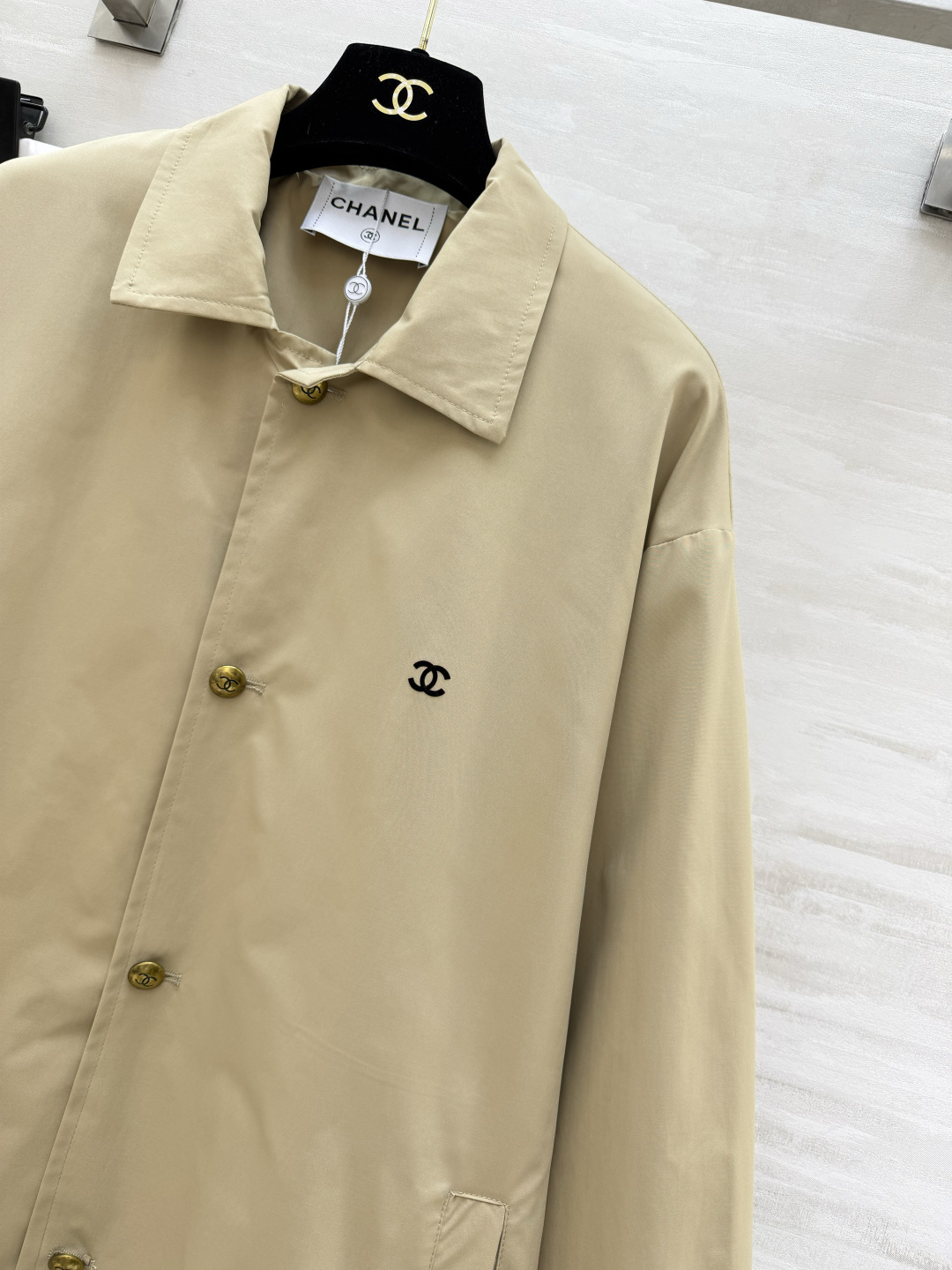 #Chane♡中古卡其色风衣 纯棉面料 内衬条纹设计质感挺阔又舒适 宽松版型 包容性强 适合多种身材!正面双口袋配经典双 #Chane♡中古卡其色风衣 纯棉面料 内衬条纹设计质感挺阔又舒适 宽松版型 包容性强 适合多种身材!正面双口袋配经典双