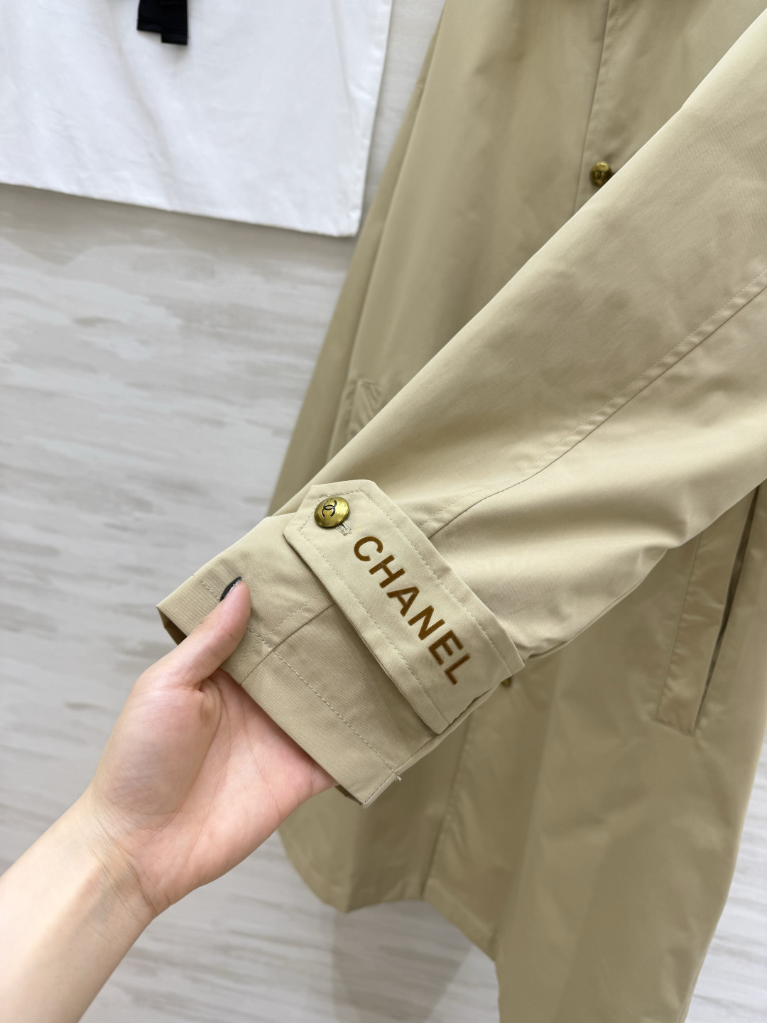 #Chane♡中古卡其色风衣 纯棉面料 内衬条纹设计质感挺阔又舒适 宽松版型 包容性强 适合多种身材!正面双口袋配经典双 #Chane♡中古卡其色风衣 纯棉面料 内衬条纹设计质感挺阔又舒适 宽松版型 包容性强 适合多种身材!正面双口袋配经典双