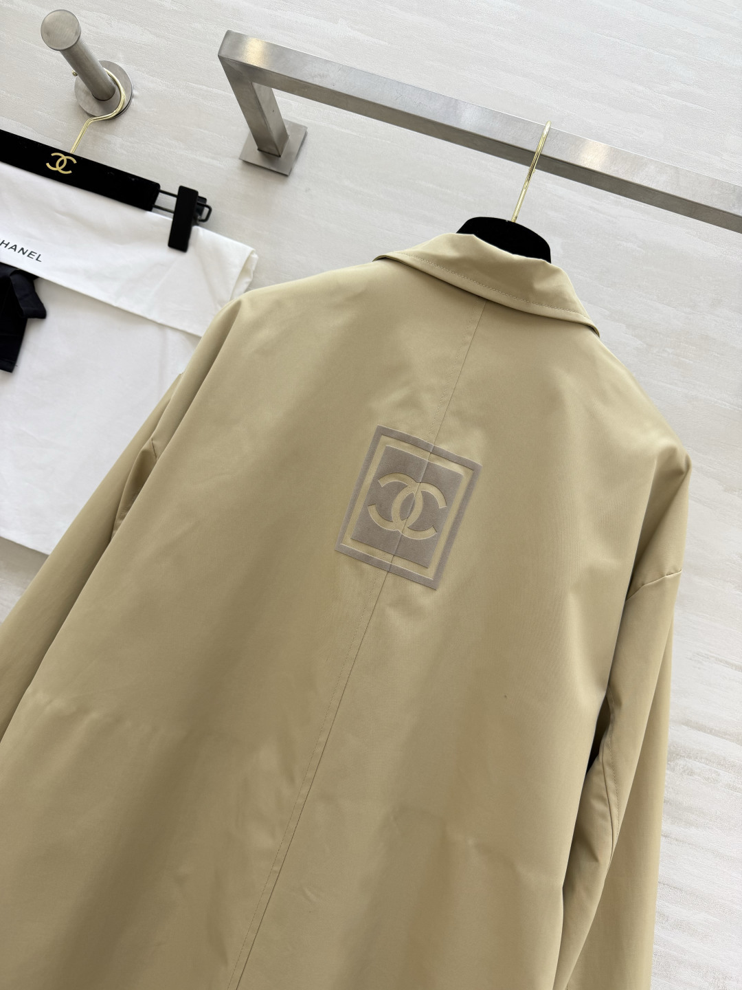 #Chane♡中古卡其色风衣 纯棉面料 内衬条纹设计质感挺阔又舒适 宽松版型 包容性强 适合多种身材!正面双口袋配经典双 #Chane♡中古卡其色风衣 纯棉面料 内衬条纹设计质感挺阔又舒适 宽松版型 包容性强 适合多种身材!正面双口袋配经典双