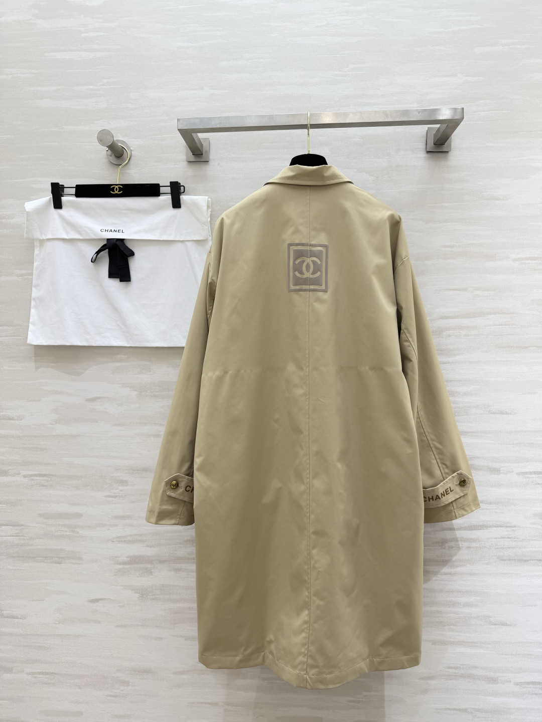 #Chane♡中古卡其色风衣 纯棉面料 内衬条纹设计质感挺阔又舒适 宽松版型 包容性强 适合多种身材!正面双口袋配经典双 #Chane♡中古卡其色风衣 纯棉面料 内衬条纹设计质感挺阔又舒适 宽松版型 包容性强 适合多种身材!正面双口袋配经典双