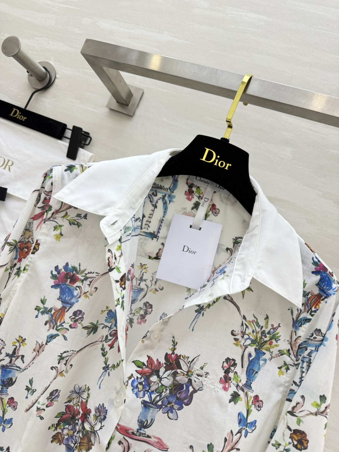 DIO♡²⁶花卉绑带衬衫 复古手绘花瓶印花太戳少女心 前襟可打结 短款露腰显比例 轻薄棉料 清爽不闷 搭半裙/牛仔裤都绝