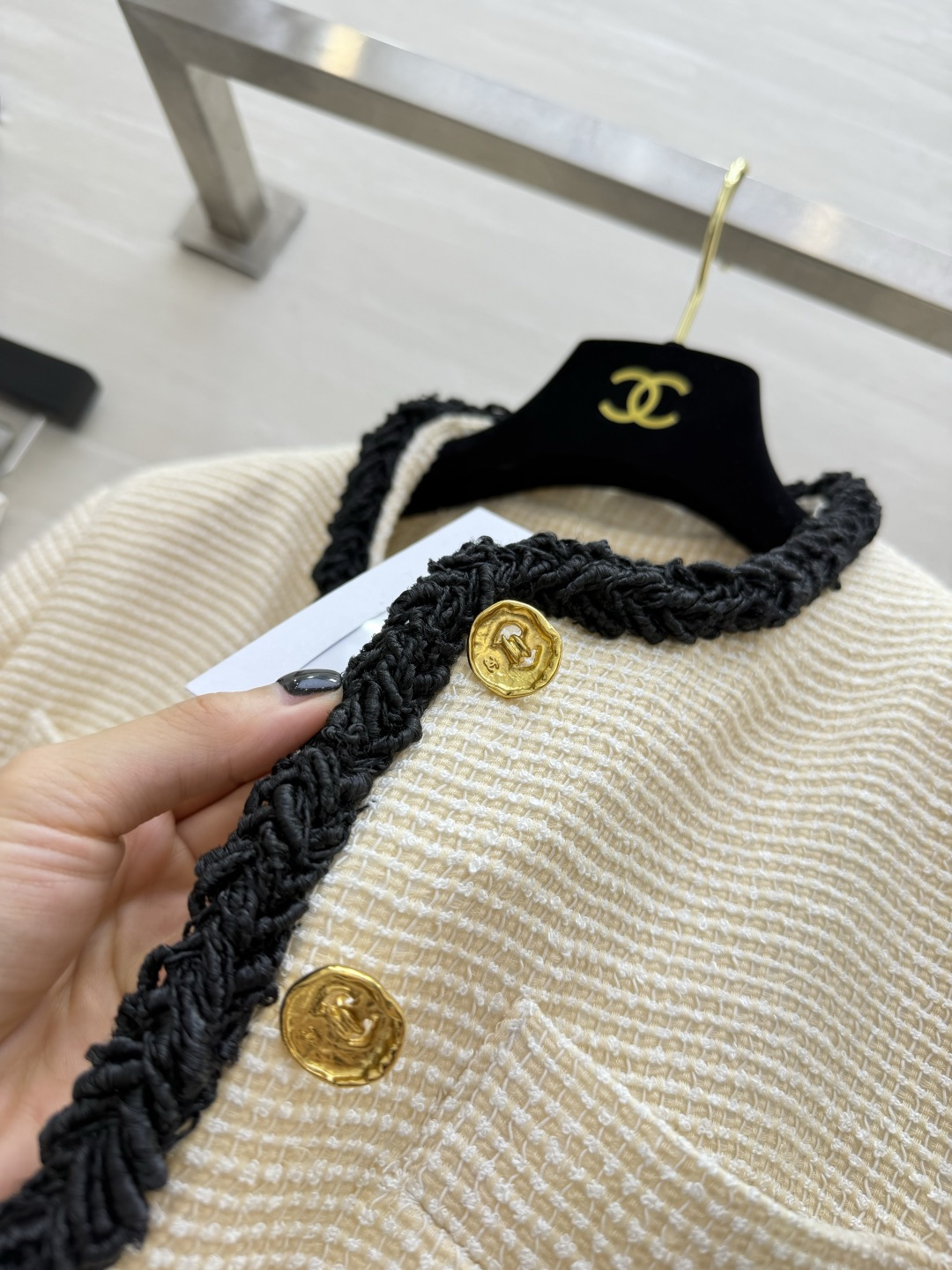 法式千金标配|Chane♡²⁶软花呢外套 柔和奶白色调弱化花呢硬朗感 手工黑绳滚边碰撞复古金扣 细节处处显贵 利落短款剪 法式千金标配|Chane♡²⁶软花呢外套 柔和奶白色调弱化花呢硬朗感 手工黑绳滚边碰撞复古金扣 细节处处显贵 利落短款剪