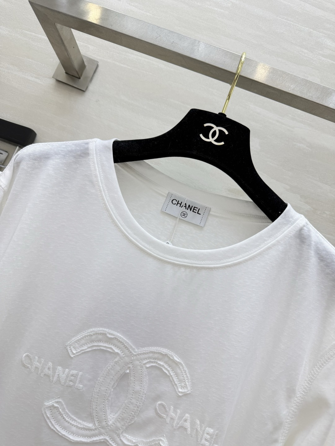 Chane♡²⁶刺绣长袖上衣 两色现货 同色双C刺绣 低调显贵 宽松落肩版型 显瘦不挑身材 轻薄透气面料 纯净白/温柔裸