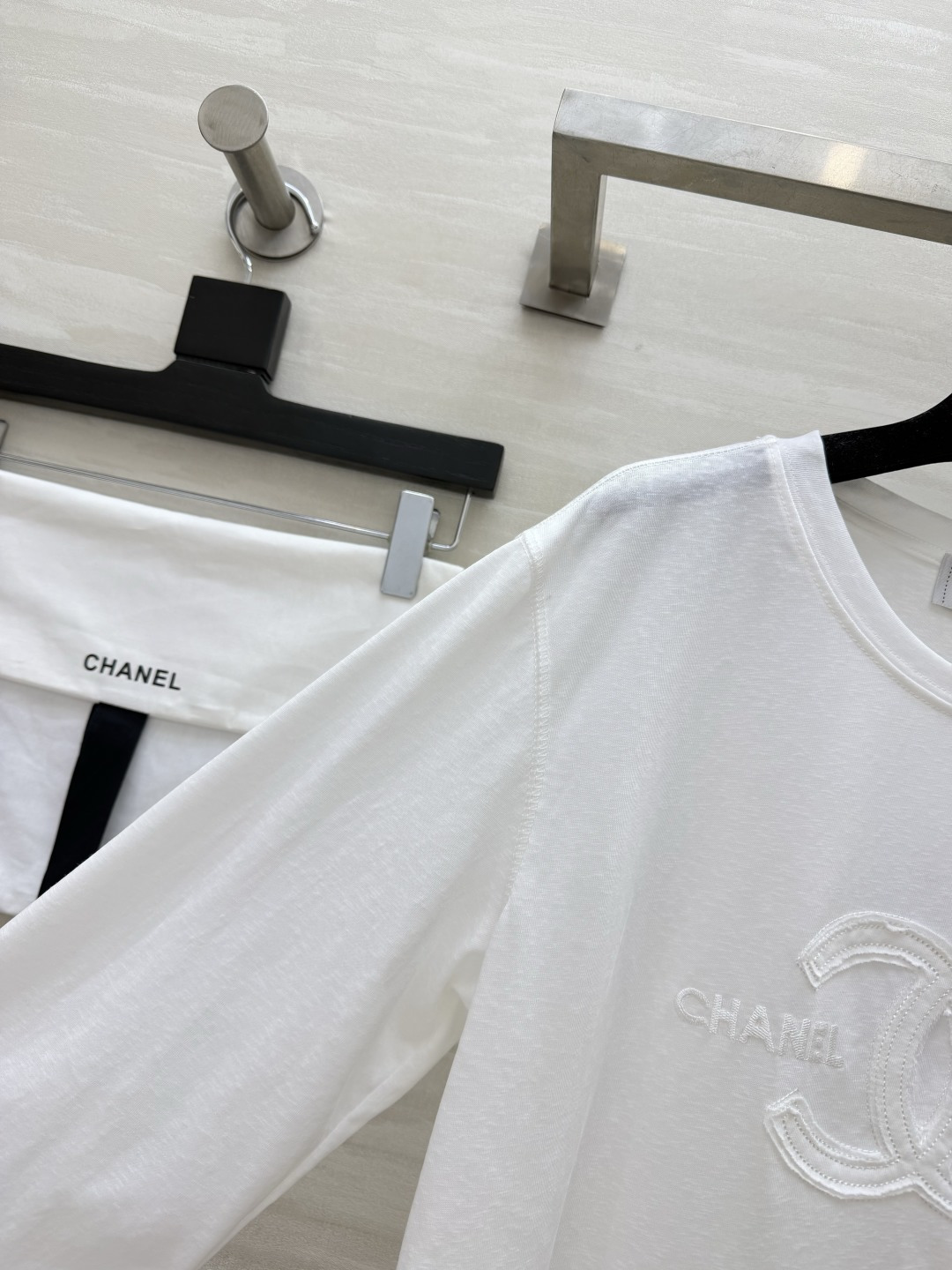 Chane♡²⁶刺绣长袖上衣 两色现货 同色双C刺绣 低调显贵 宽松落肩版型 显瘦不挑身材 轻薄透气面料 纯净白/温柔裸