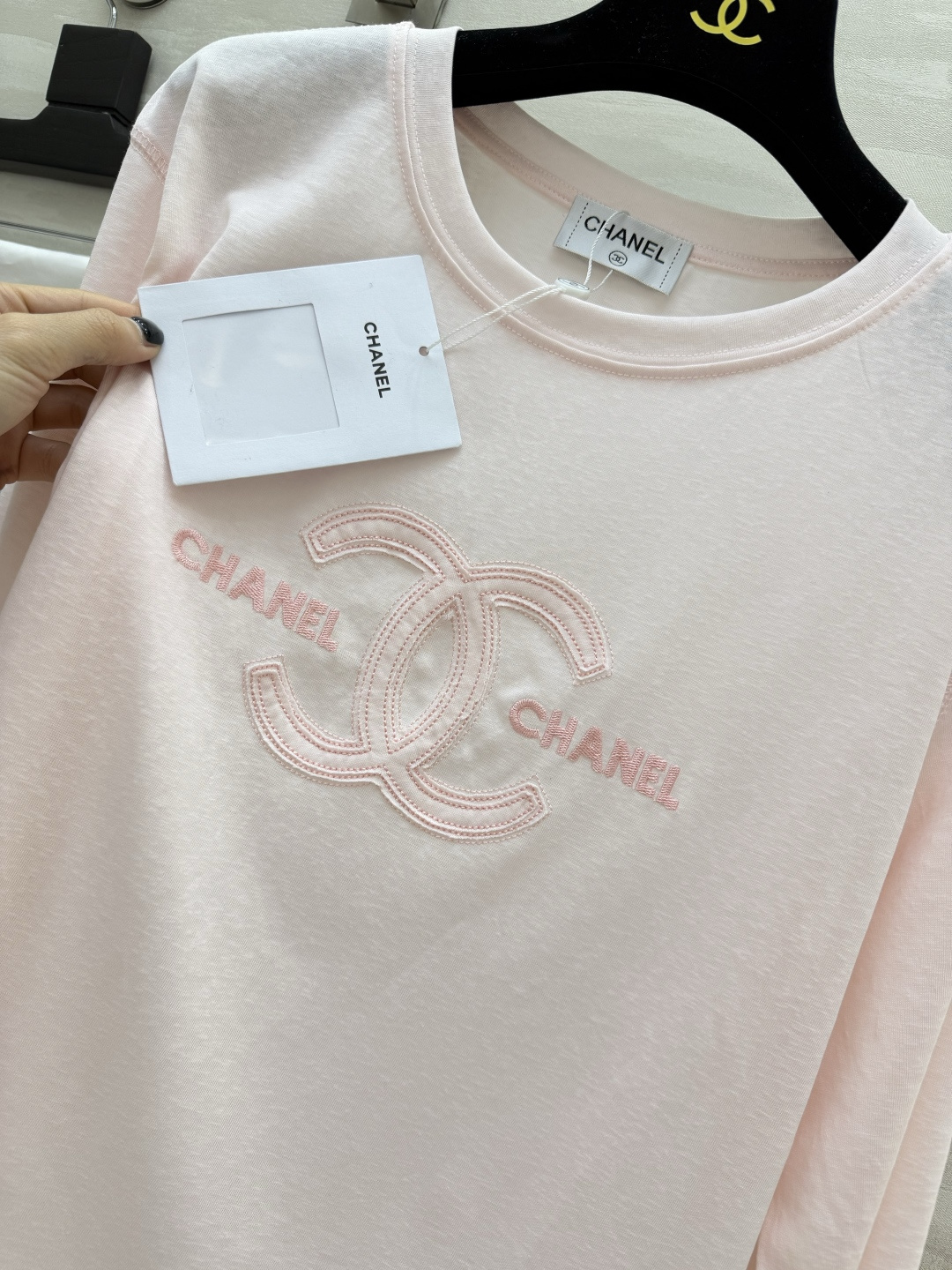 Chane♡²⁶刺绣长袖上衣 两色现货 同色双C刺绣 低调显贵 宽松落肩版型 显瘦不挑身材 轻薄透气面料 纯净白/温柔裸