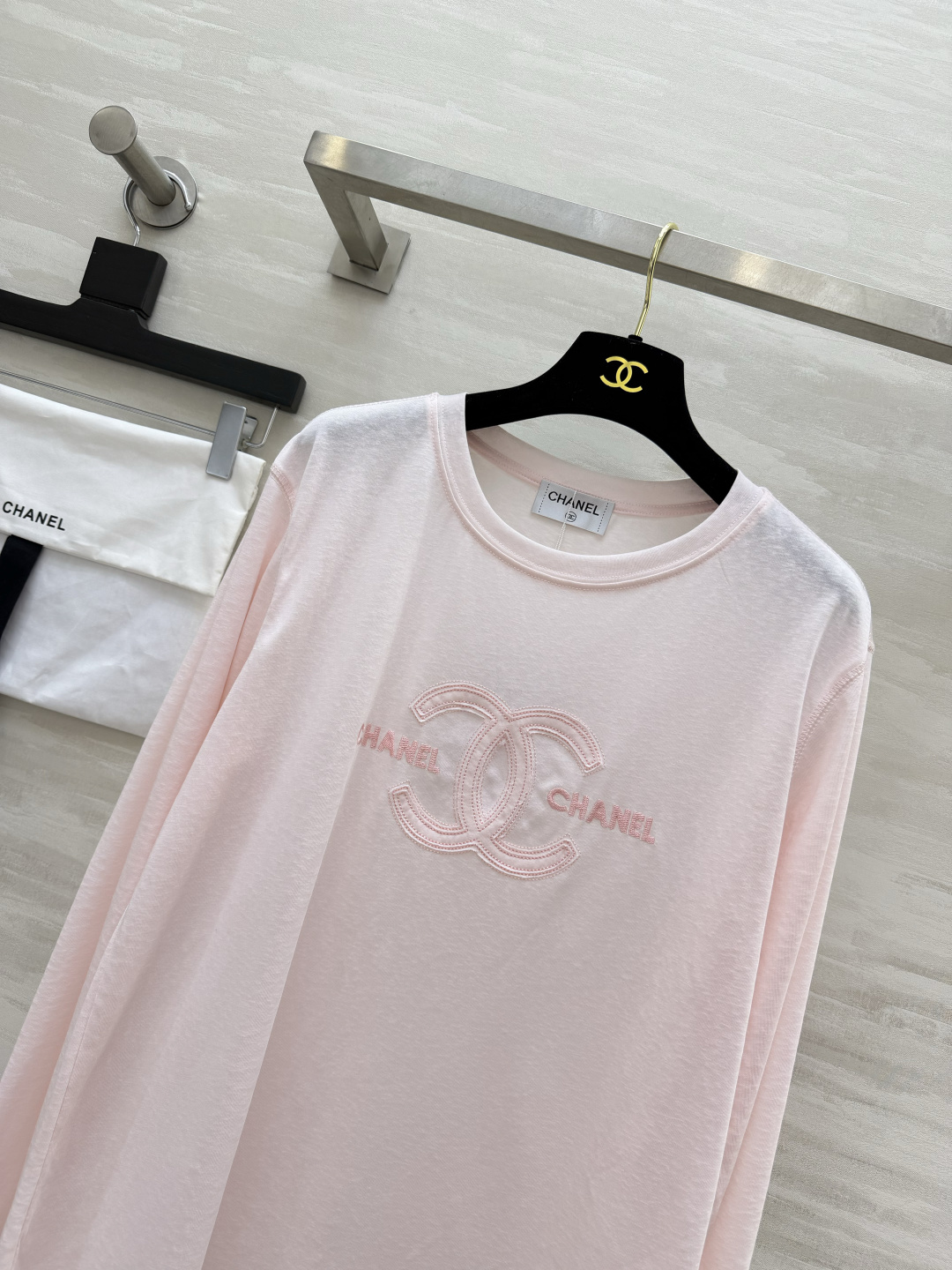 Chane♡²⁶刺绣长袖上衣 两色现货 同色双C刺绣 低调显贵 宽松落肩版型 显瘦不挑身材 轻薄透气面料 纯净白/温柔裸