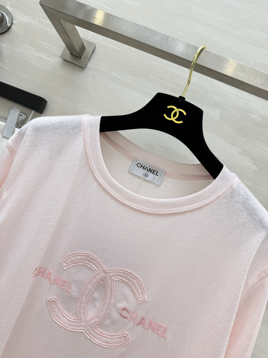 Chane♡²⁶刺绣长袖上衣 两色现货 同色双C刺绣 低调显贵 宽松落肩版型 显瘦不挑身材 轻薄透气面料 纯净白/温柔裸