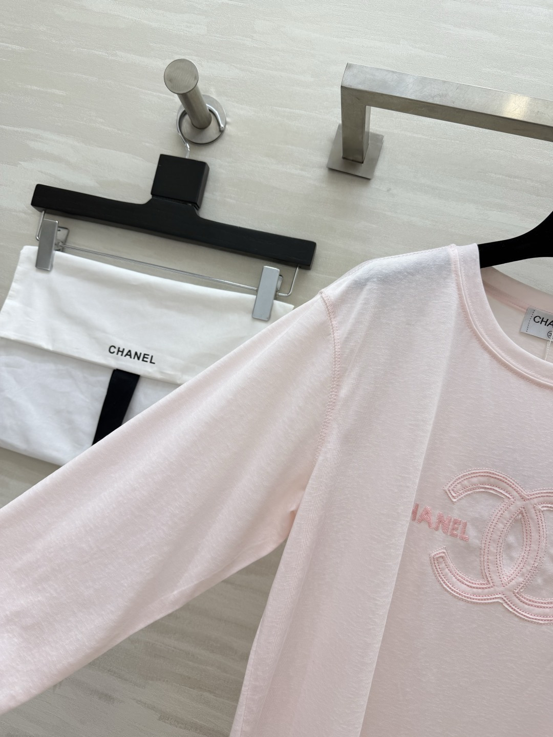 Chane♡²⁶刺绣长袖上衣 两色现货 同色双C刺绣 低调显贵 宽松落肩版型 显瘦不挑身材 轻薄透气面料 纯净白/温柔裸