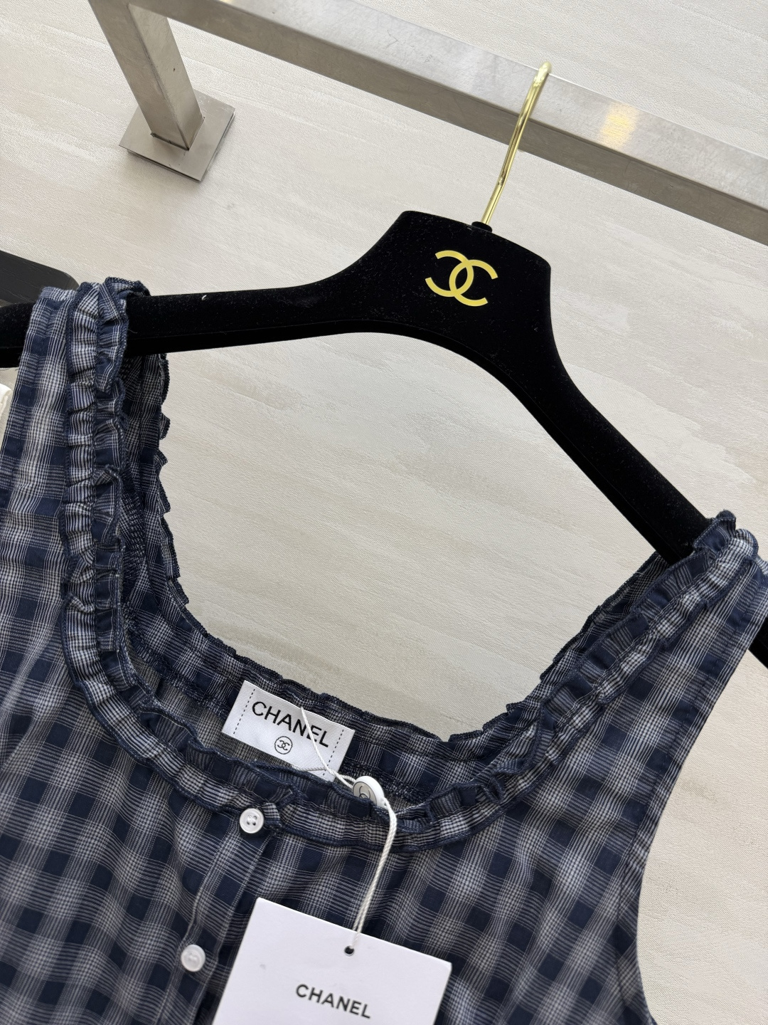 Chane♡²⁶格纹木耳边吊带 现货 复古藏青格纹 百搭不挑皮 木耳边花边细节精致 短款收腰剪裁 优化身材比例 侧边刺绣