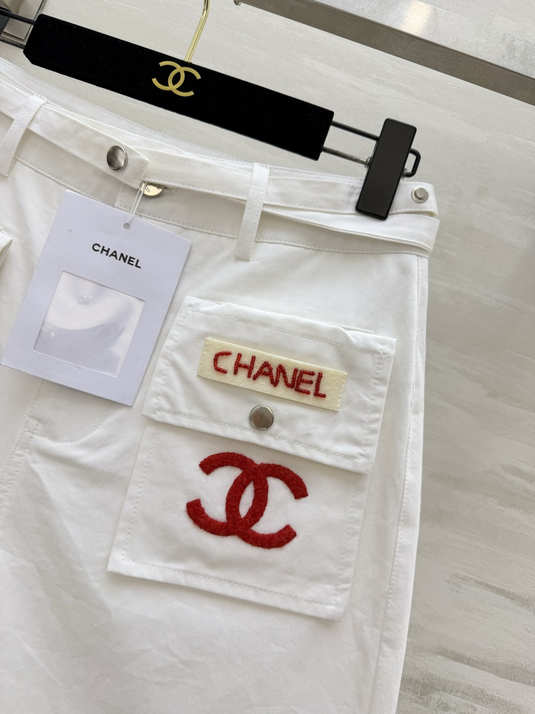 Chane♡²⁶白工装五分短裤 现货 高腰直筒版型 巨藏肉显腿长 双口袋工装设计 细节质感在线 撞色红标双C刺绣 经典吸