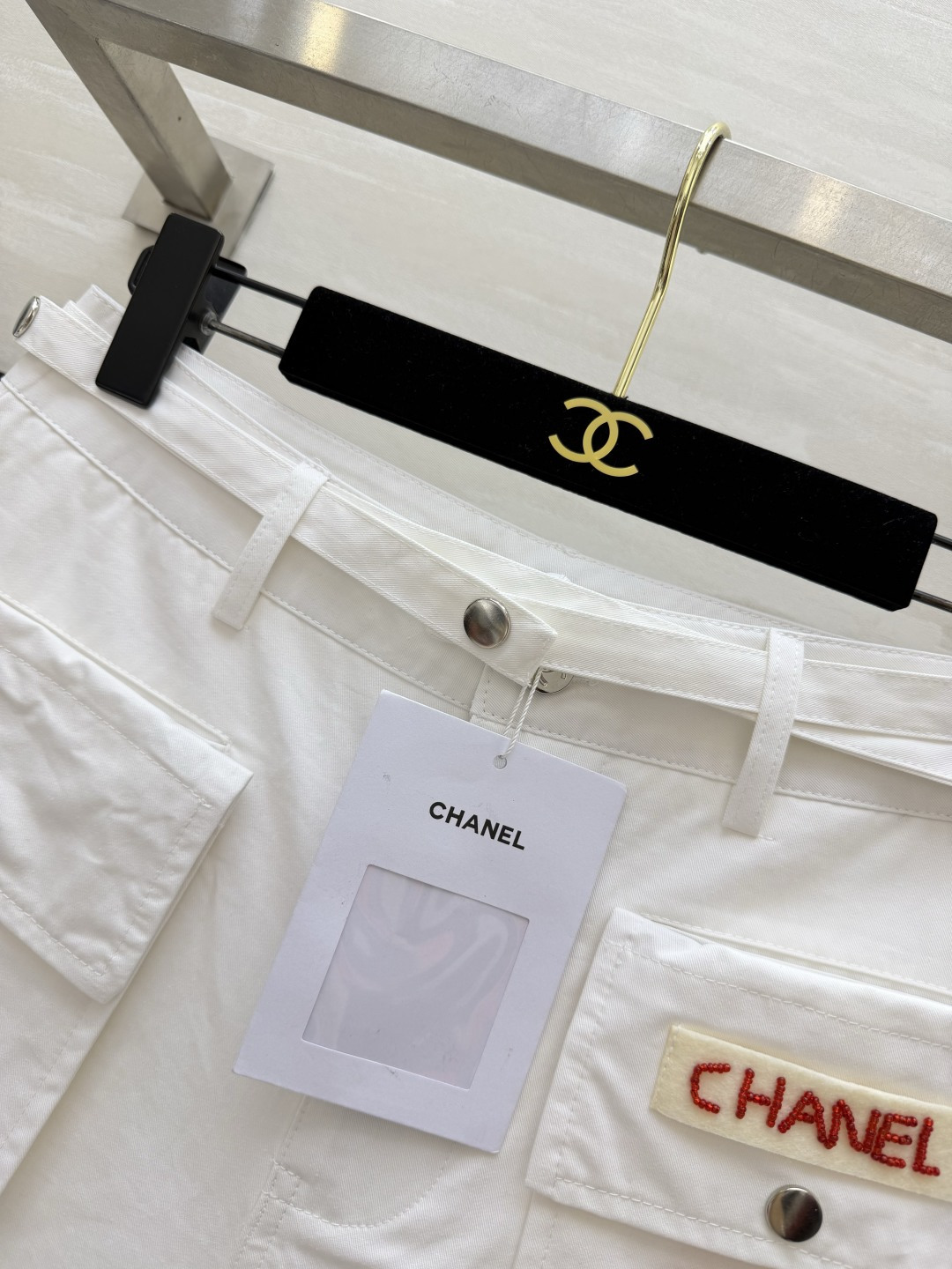 Chane♡²⁶白工装五分短裤 现货 高腰直筒版型 巨藏肉显腿长 双口袋工装设计 细节质感在线 撞色红标双C刺绣 经典吸