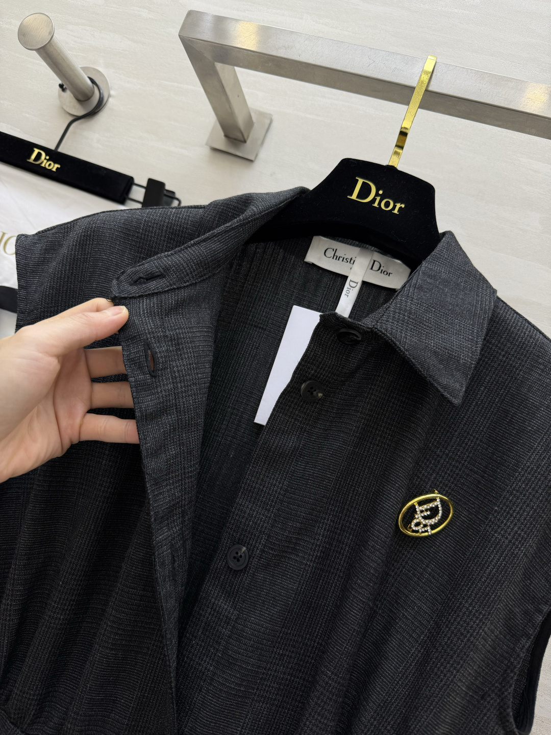 Dio♡²⁶无袖衬衫领连衣裙|低调深灰细格纹羊毛面料 自带细腻肌理感 翻领单排扣设计 利落干练胸口精致金属徽章小配饰 悄 Dio♡²⁶无袖衬衫领连衣裙|低调深灰细格纹羊毛面料 自带细腻肌理感 翻领单排扣设计 利落干练胸口精致金属徽章小配饰 悄