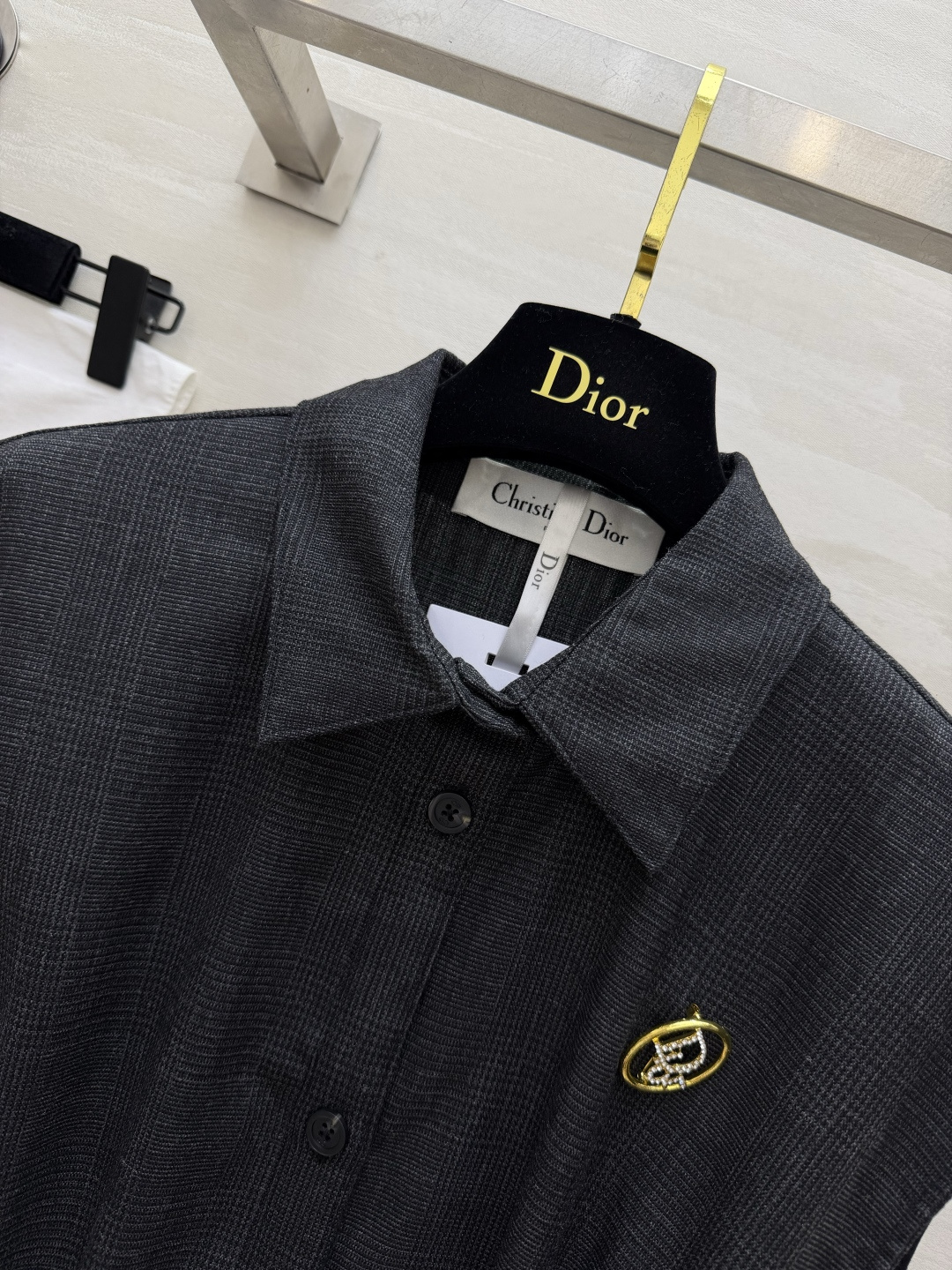 Dio♡²⁶无袖衬衫领连衣裙|低调深灰细格纹羊毛面料 自带细腻肌理感 翻领单排扣设计 利落干练胸口精致金属徽章小配饰 悄 Dio♡²⁶无袖衬衫领连衣裙|低调深灰细格纹羊毛面料 自带细腻肌理感 翻领单排扣设计 利落干练胸口精致金属徽章小配饰 悄