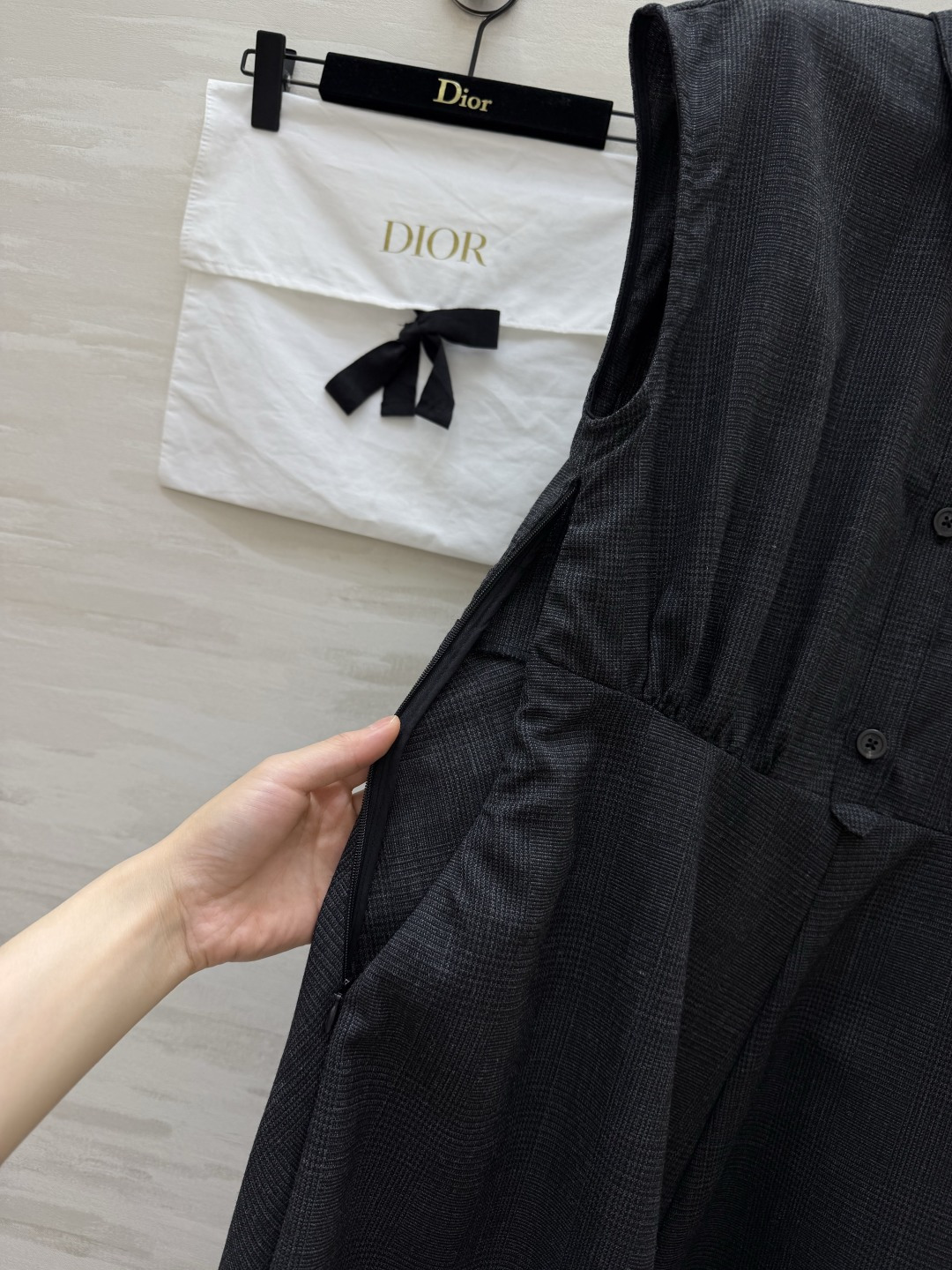 Dio♡²⁶无袖衬衫领连衣裙|低调深灰细格纹羊毛面料 自带细腻肌理感 翻领单排扣设计 利落干练胸口精致金属徽章小配饰 悄 Dio♡²⁶无袖衬衫领连衣裙|低调深灰细格纹羊毛面料 自带细腻肌理感 翻领单排扣设计 利落干练胸口精致金属徽章小配饰 悄