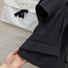 Dio♡²⁶灰调细格 蝴蝶结短袖上衣 自带复古高级的羊毛肌理 低调细格纹质感拉满 领口飘带领结设计柔化干练版型 甜酷平衡 Dio♡²⁶灰调细格 蝴蝶结短袖上衣 自带复古高级的羊毛肌理 低调细格纹质感拉满 领口飘带领结设计柔化干练版型 甜酷平衡