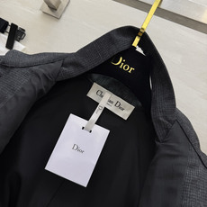 Dio♡²⁶灰调细格 蝴蝶结短袖上衣 自带复古高级的羊毛肌理 低调细格纹质感拉满 领口飘带领结设计柔化干练版型 甜酷平衡 Dio♡²⁶灰调细格 蝴蝶结短袖上衣 自带复古高级的羊毛肌理 低调细格纹质感拉满 领口飘带领结设计柔化干练版型 甜酷平衡