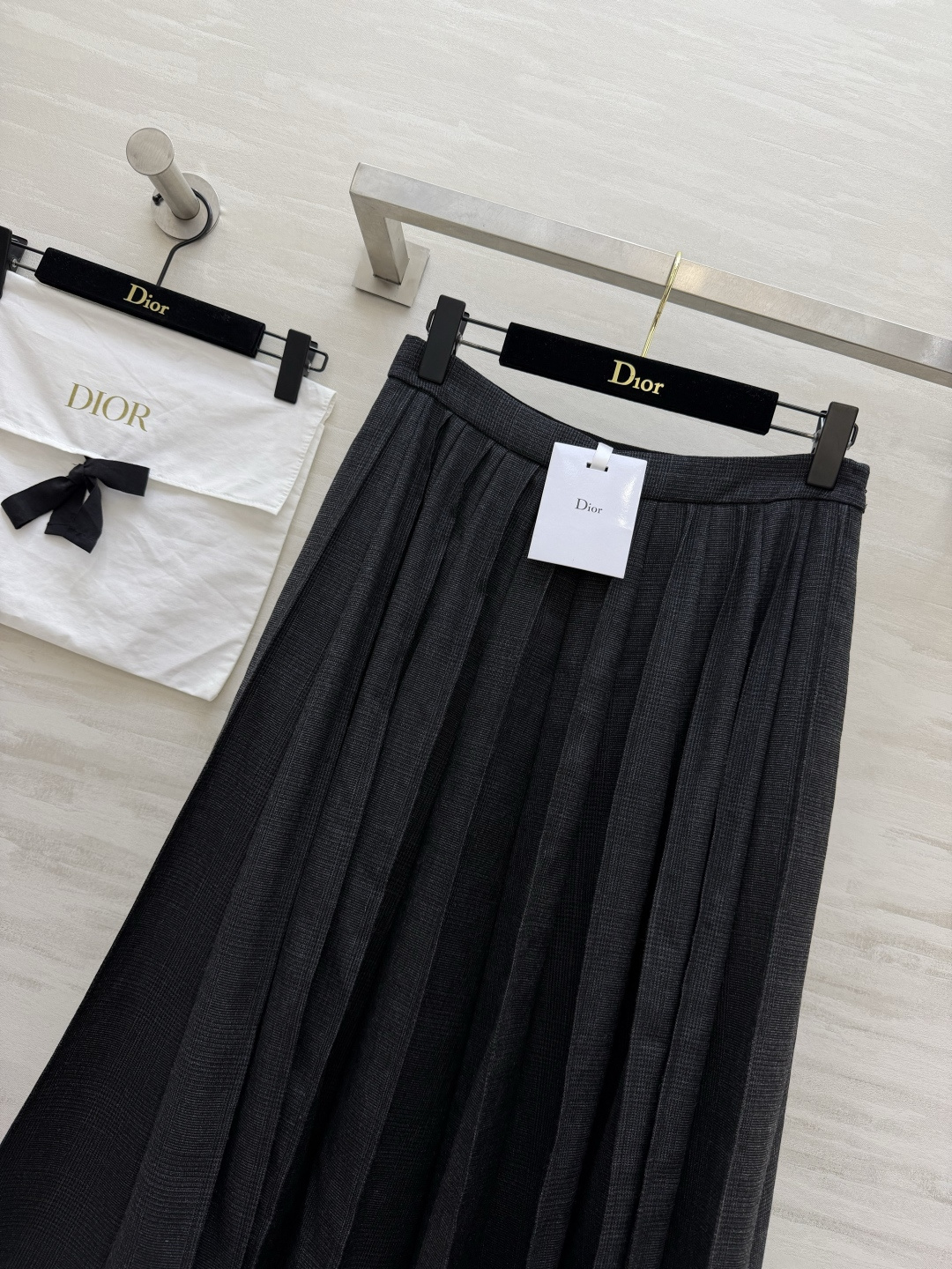 Dio♡²⁶深灰细格百褶中长裙 同系列羊毛肌理面料 整套搭配氛围感拉满 均匀立体压褶工艺 垂坠挺括不软塌 走动自带灵动弧 Dio♡²⁶深灰细格百褶中长裙 同系列羊毛肌理面料 整套搭配氛围感拉满 均匀立体压褶工艺 垂坠挺括不软塌 走动自带灵动弧