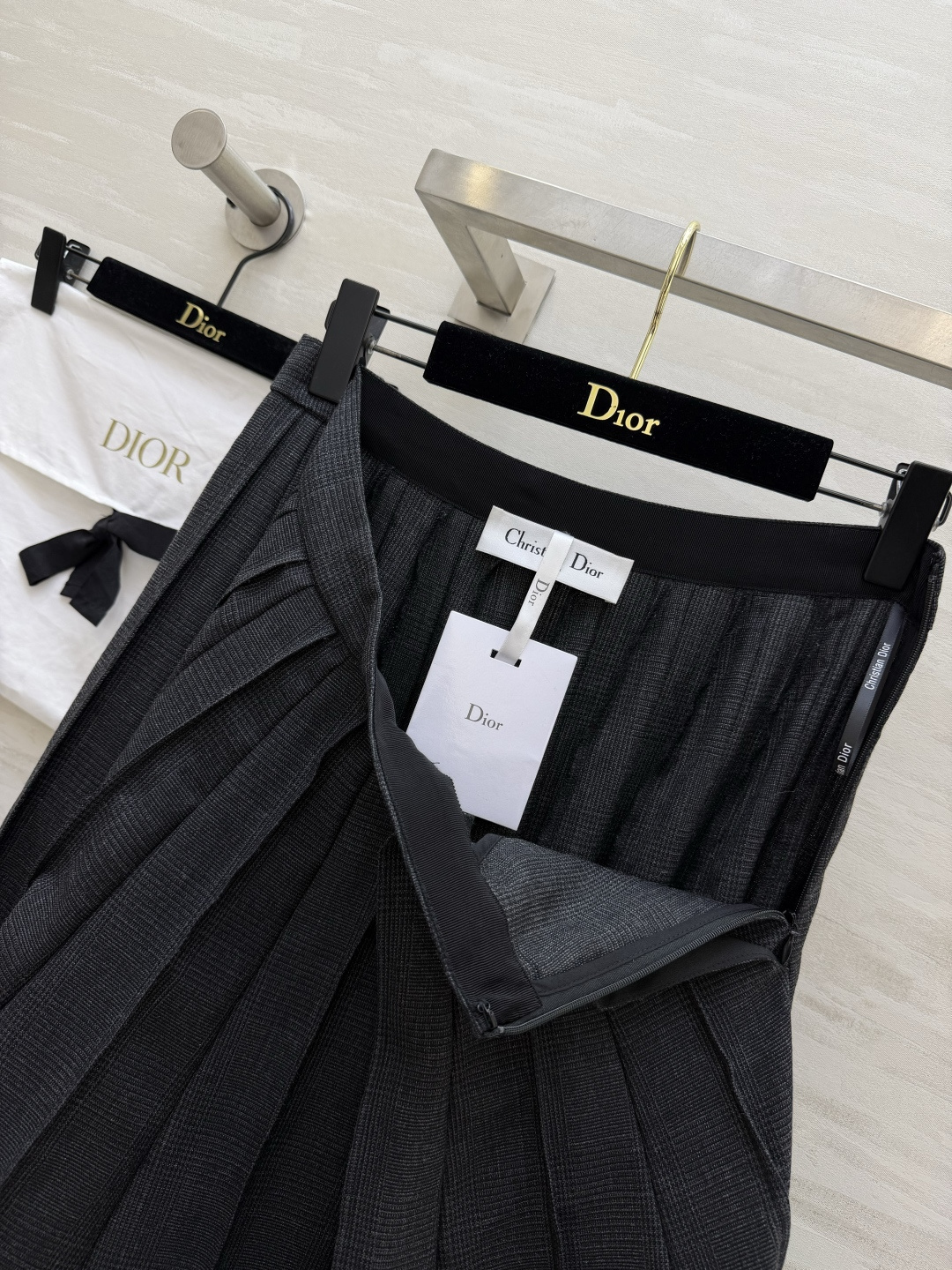 Dio♡²⁶深灰细格百褶中长裙 同系列羊毛肌理面料 整套搭配氛围感拉满 均匀立体压褶工艺 垂坠挺括不软塌 走动自带灵动弧 Dio♡²⁶深灰细格百褶中长裙 同系列羊毛肌理面料 整套搭配氛围感拉满 均匀立体压褶工艺 垂坠挺括不软塌 走动自带灵动弧