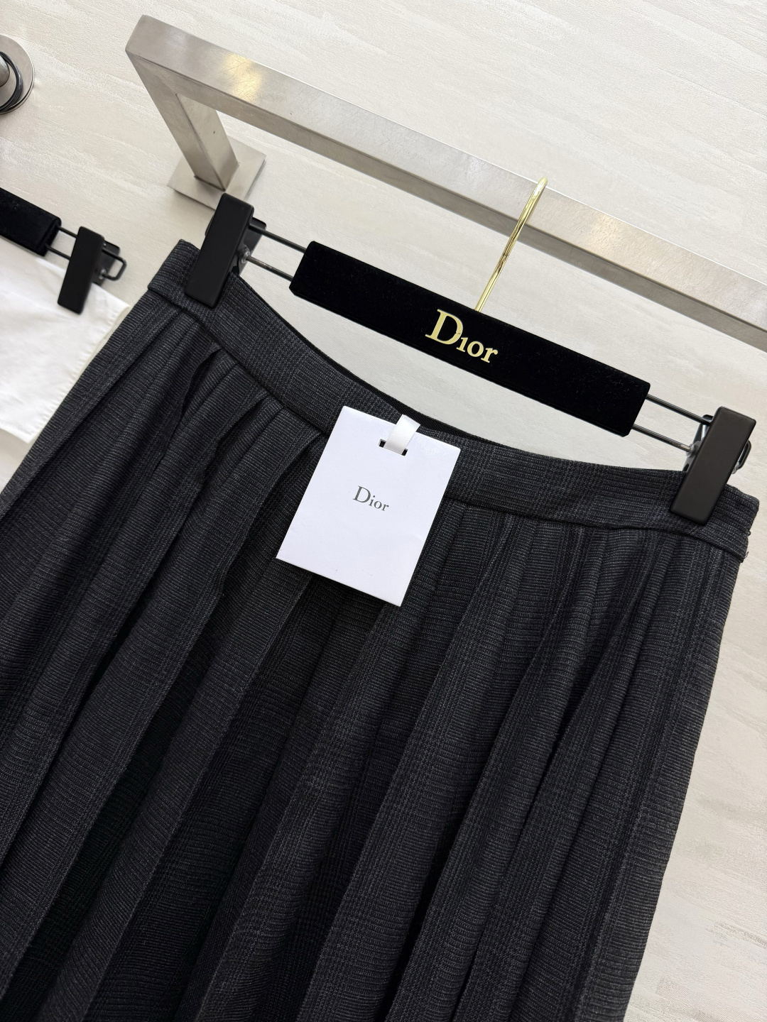 Dio♡²⁶深灰细格百褶中长裙 同系列羊毛肌理面料 整套搭配氛围感拉满 均匀立体压褶工艺 垂坠挺括不软塌 走动自带灵动弧 Dio♡²⁶深灰细格百褶中长裙 同系列羊毛肌理面料 整套搭配氛围感拉满 均匀立体压褶工艺 垂坠挺括不软塌 走动自带灵动弧