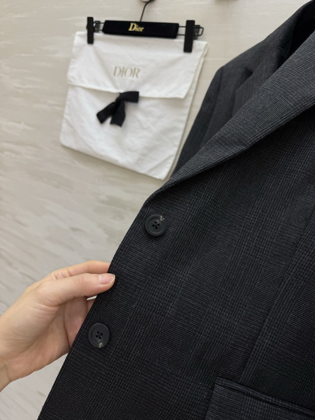Dio♡²⁶深灰细格羊毛西装|细腻暗纹小格羊毛面料 哑光高级灰 标准平驳领剪裁 利落修饰肩线 溜肩、宽肩都能修饰 单排两 Dio♡²⁶深灰细格羊毛西装|细腻暗纹小格羊毛面料 哑光高级灰 标准平驳领剪裁 利落修饰肩线 溜肩、宽肩都能修饰 单排两