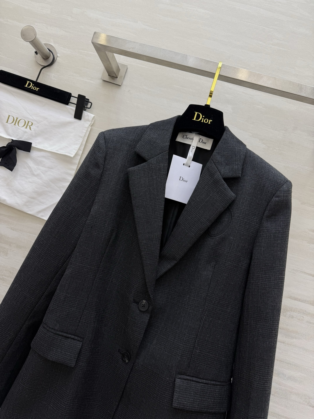 Dio♡²⁶深灰细格羊毛西装|细腻暗纹小格羊毛面料 哑光高级灰 标准平驳领剪裁 利落修饰肩线 溜肩、宽肩都能修饰 单排两 Dio♡²⁶深灰细格羊毛西装|细腻暗纹小格羊毛面料 哑光高级灰 标准平驳领剪裁 利落修饰肩线 溜肩、宽肩都能修饰 单排两