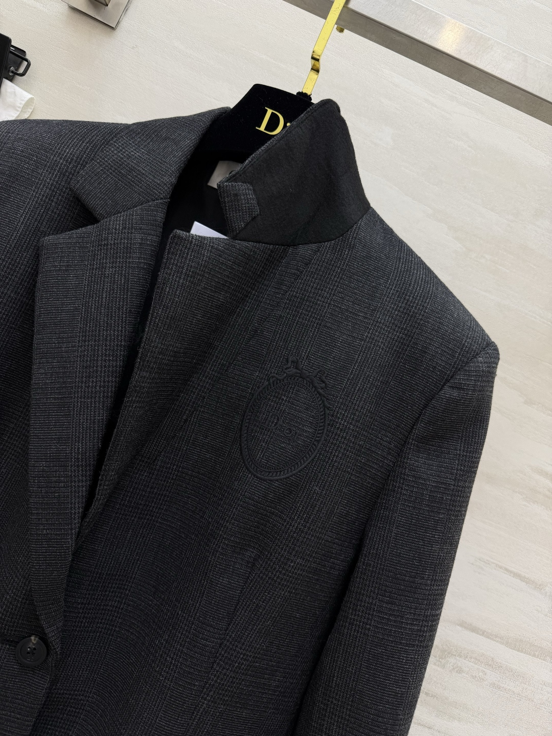 Dio♡²⁶深灰细格羊毛西装|细腻暗纹小格羊毛面料 哑光高级灰 标准平驳领剪裁 利落修饰肩线 溜肩、宽肩都能修饰 单排两 Dio♡²⁶深灰细格羊毛西装|细腻暗纹小格羊毛面料 哑光高级灰 标准平驳领剪裁 利落修饰肩线 溜肩、宽肩都能修饰 单排两