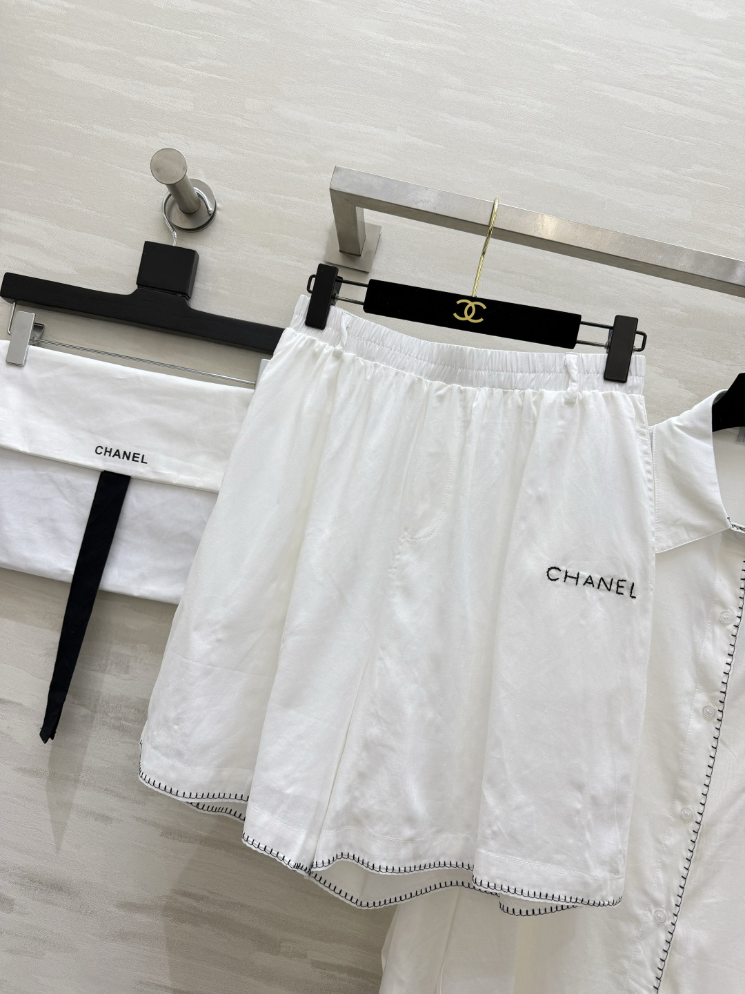 ▫️Chane♡²⁶明线刺绣休闲套装 手绘感黑边明线｜口袋双C刺绣 轻薄棉麻垂感清爽 衬衫+短裤成套懒人穿搭 纯白干净，