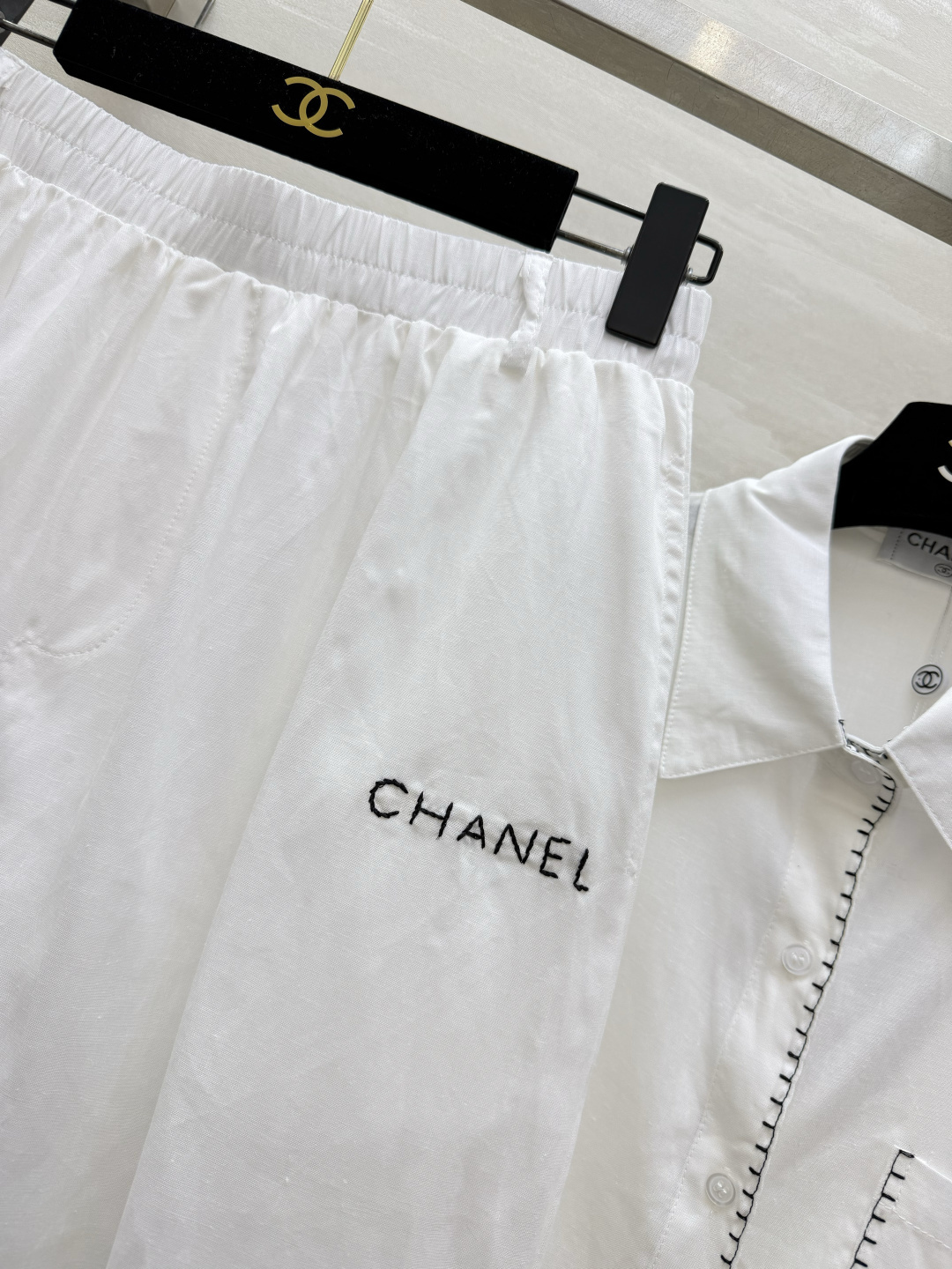 ▫️Chane♡²⁶明线刺绣休闲套装 手绘感黑边明线｜口袋双C刺绣 轻薄棉麻垂感清爽 衬衫+短裤成套懒人穿搭 纯白干净，