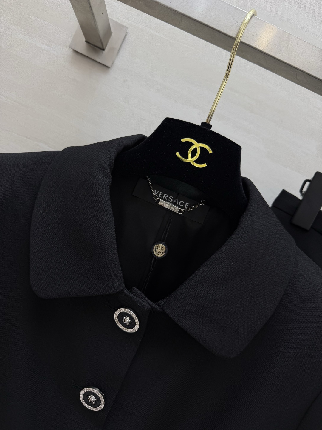 VERSAC♡²⁶经典黑西装短裙套装｜千金通勤标配高支垂顺抗皱面料 哑光黑高级不沉闷 上身利落挺括 娃娃翻领短款外套 镶