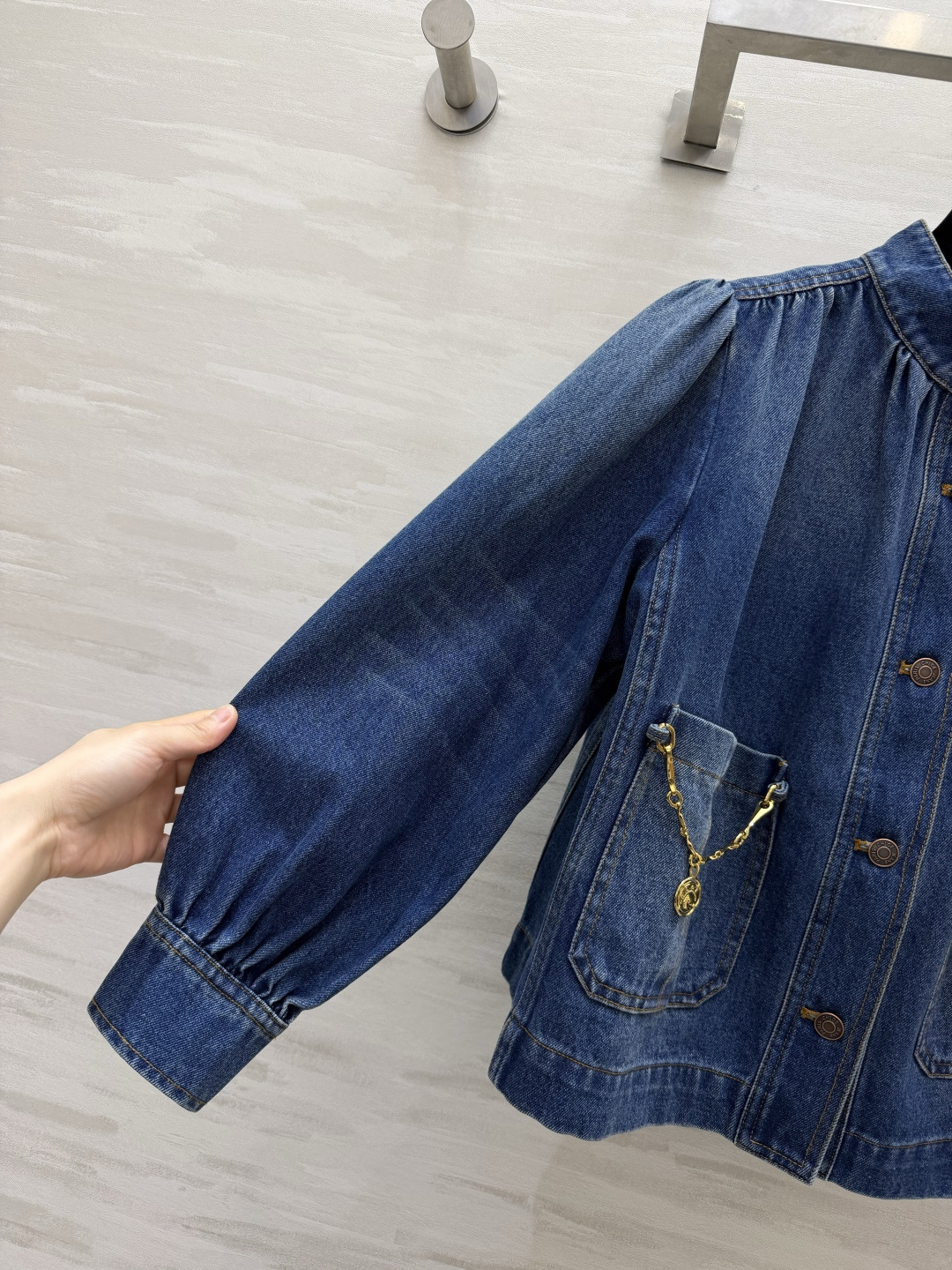 Chlo♡²⁶复古金币链条牛仔外套✨做旧水洗深蓝牛仔 立领泡泡袖 温柔不生硬 短款宽松版型 显瘦显高 金高银同款 高品质