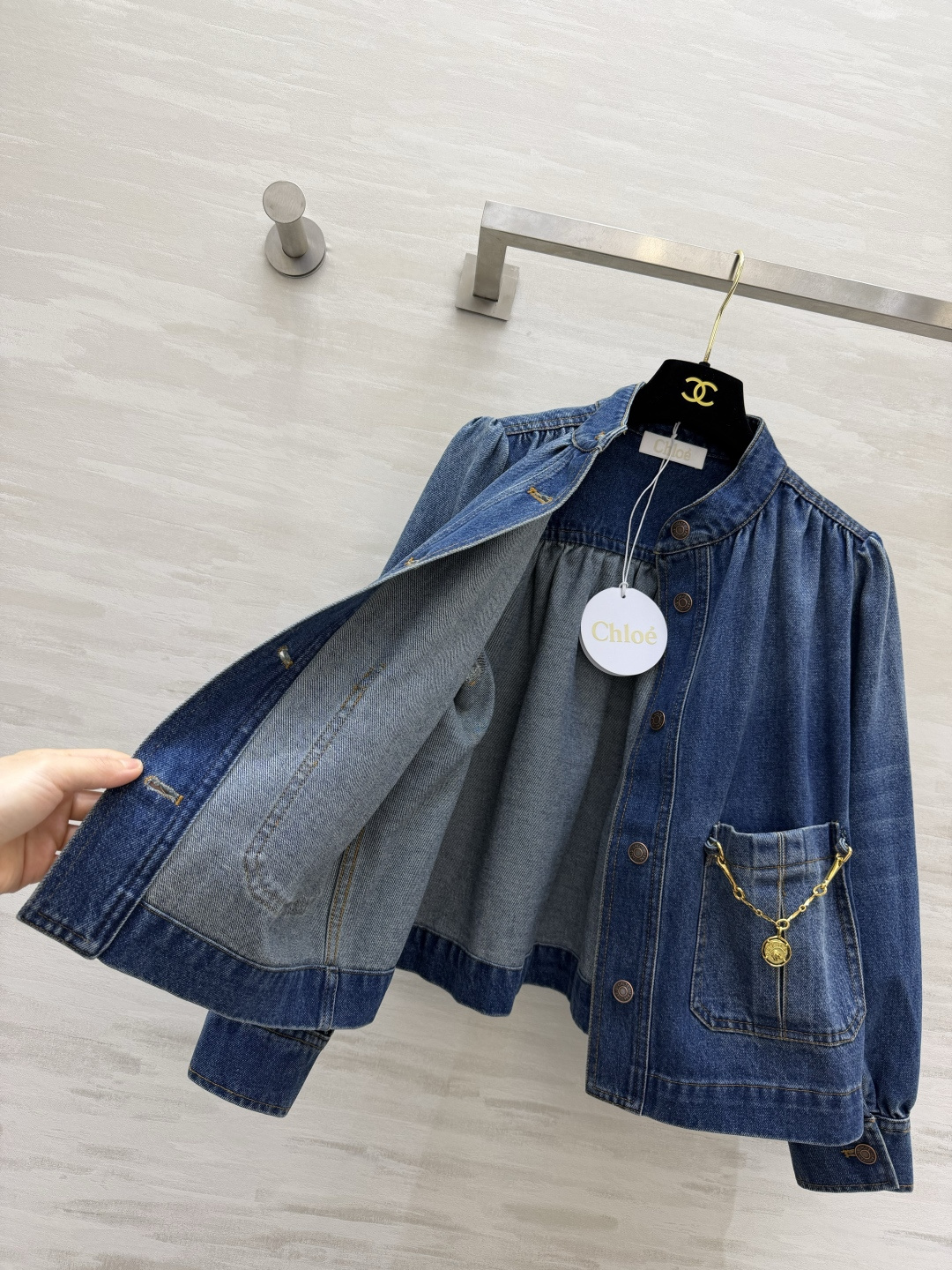 Chlo♡²⁶复古金币链条牛仔外套✨做旧水洗深蓝牛仔 立领泡泡袖 温柔不生硬 短款宽松版型 显瘦显高 金高银同款 高品质