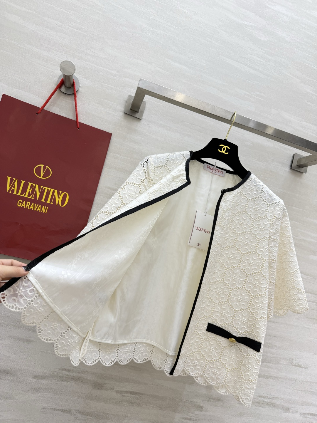 Valentin♡²⁶蕾丝短袖开衫✨重工镂空花卉蕾丝 黑缎撞色蝴蝶结口袋 精致显贵 波浪花边剪裁 温柔名媛风 短款百搭 