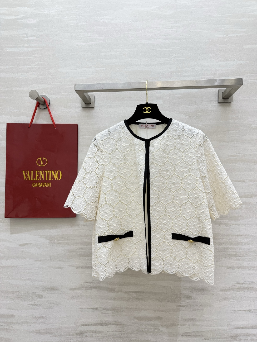 Valentin♡²⁶蕾丝短袖开衫✨重工镂空花卉蕾丝 黑缎撞色蝴蝶结口袋 精致显贵 波浪花边剪裁 温柔名媛风 短款百搭 