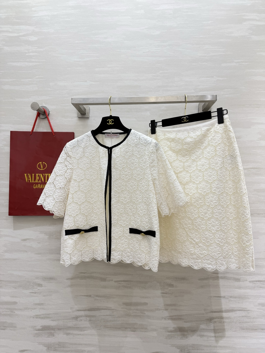 Valentin♡²⁶蕾丝A字半裙✨同系列配套蕾丝 成套穿搭绝美 重工镂空面料 内置衬裙不透 波浪花边下摆 温柔显瘦 高