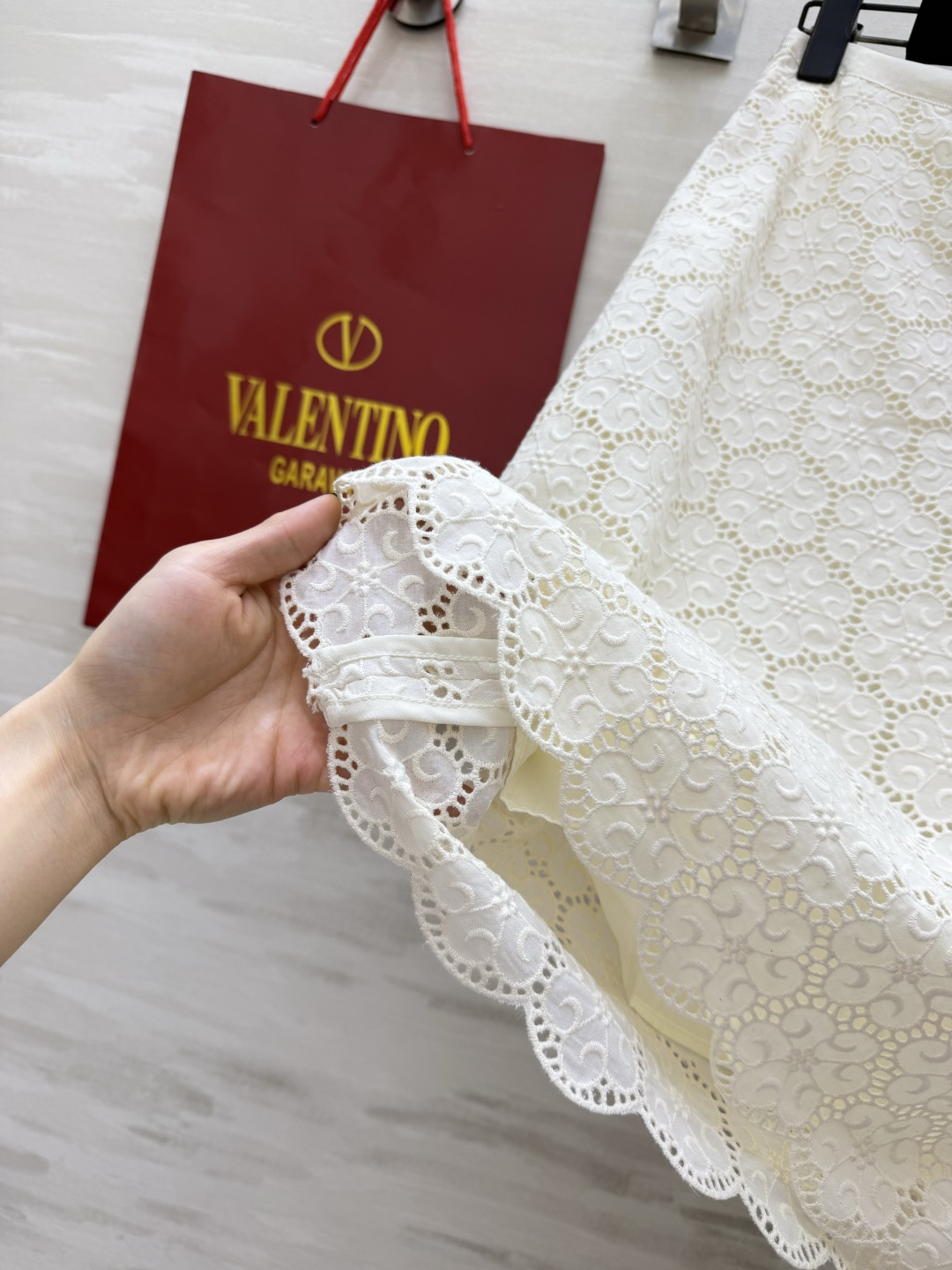 Valentin♡²⁶蕾丝A字半裙✨同系列配套蕾丝 成套穿搭绝美 重工镂空面料 内置衬裙不透 波浪花边下摆 温柔显瘦 高