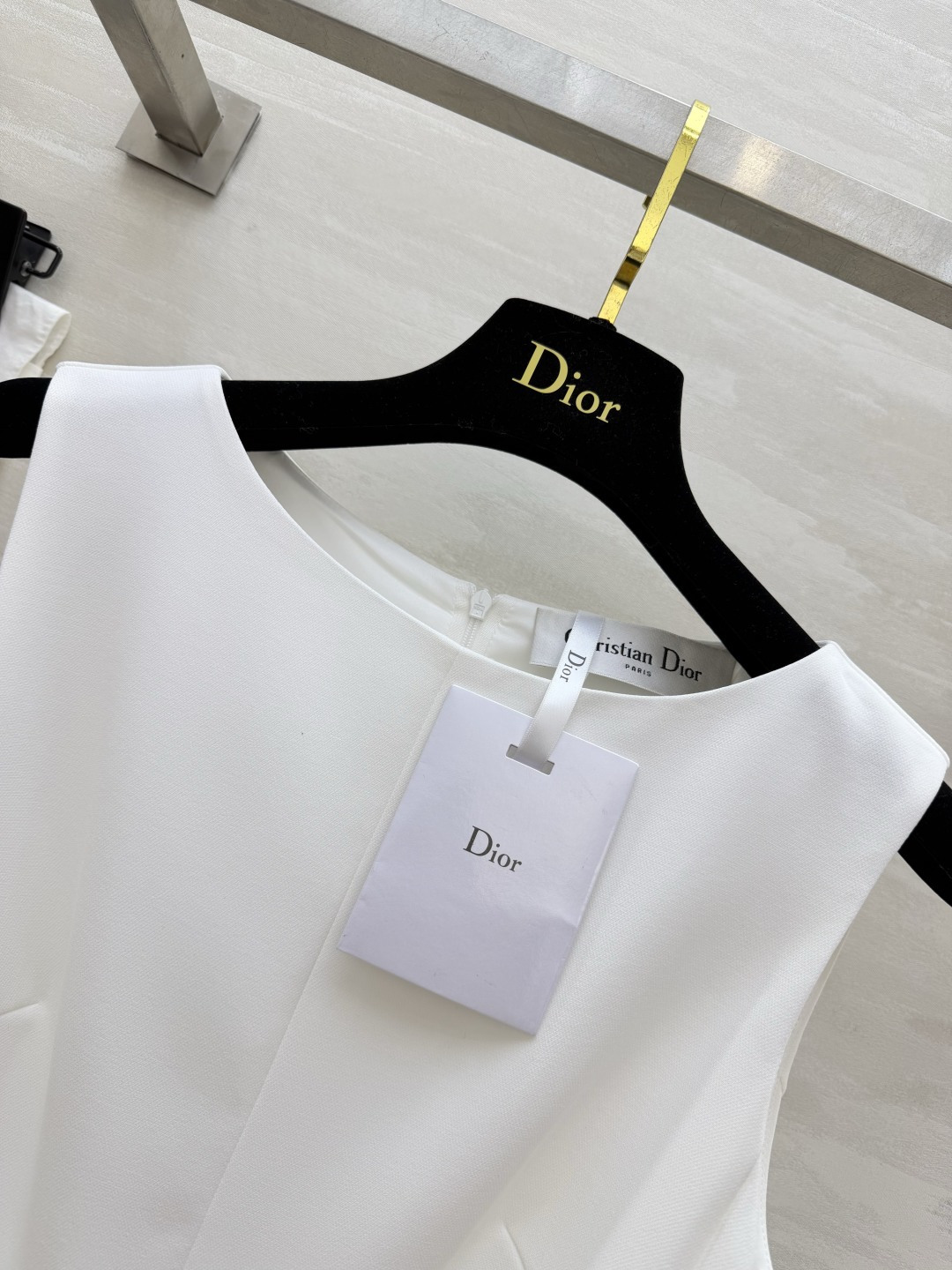 Dio♡²⁶经典收腰大摆连衣裙 黑白双色 上身自带高级柔光 挺括不软塌 简约圆领无袖剪裁 利落修饰肩颈线条 露出纤细锁骨 Dio♡²⁶经典收腰大摆连衣裙 黑白双色 上身自带高级柔光 挺括不软塌 简约圆领无袖剪裁 利落修饰肩颈线条 露出纤细锁骨