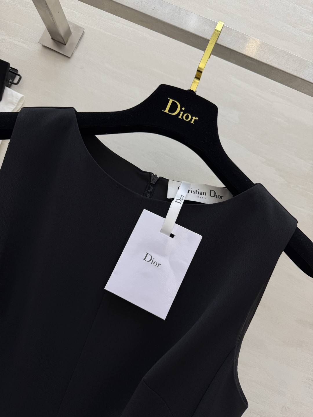 Dio♡²⁶经典收腰大摆连衣裙 黑白双色 上身自带高级柔光 挺括不软塌 简约圆领无袖剪裁 利落修饰肩颈线条 露出纤细锁骨 Dio♡²⁶经典收腰大摆连衣裙 黑白双色 上身自带高级柔光 挺括不软塌 简约圆领无袖剪裁 利落修饰肩颈线条 露出纤细锁骨