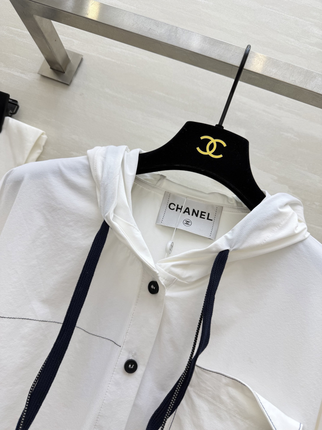 #CHANE♡²⁶限定✨连帽衬衫 黑白双色可选 经典双C细节藏满精致感  休闲通勤都能hold住 高级感直接拉满 谁穿谁