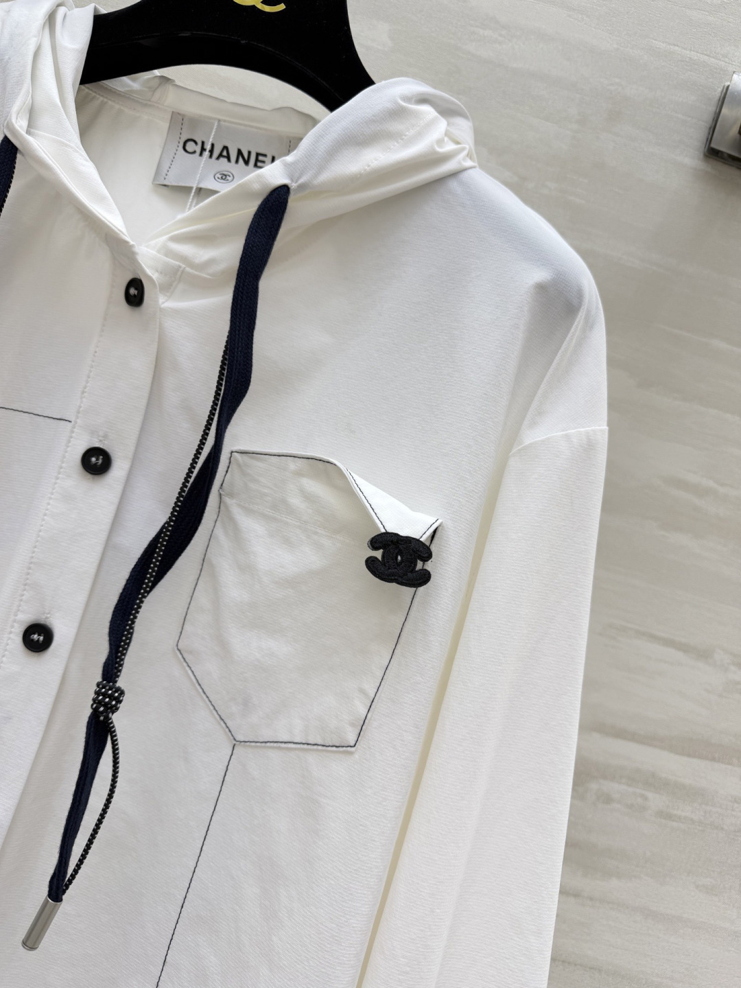 #CHANE♡²⁶限定✨连帽衬衫 黑白双色可选 经典双C细节藏满精致感  休闲通勤都能hold住 高级感直接拉满 谁穿谁