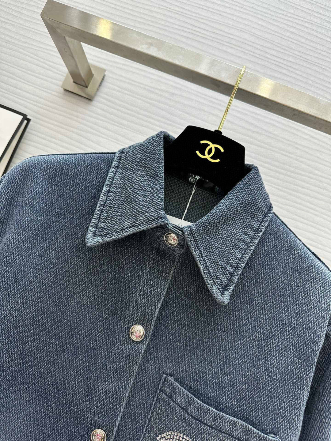 #Chane♡新款 牛仔衬衫 这个季节牛仔热卖 整件重工洗水➕烫钻 前后都好看 很难不爱❤️ 高品质定制(•̀ᴗ•́)و