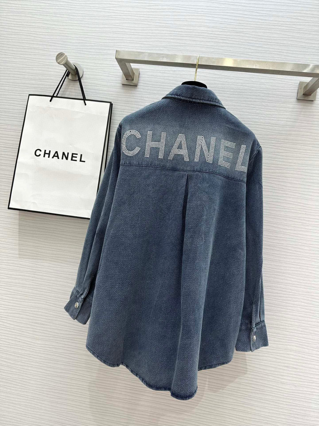 #Chane♡新款 牛仔衬衫 这个季节牛仔热卖 整件重工洗水➕烫钻 前后都好看 很难不爱❤️ 高品质定制(•̀ᴗ•́)و