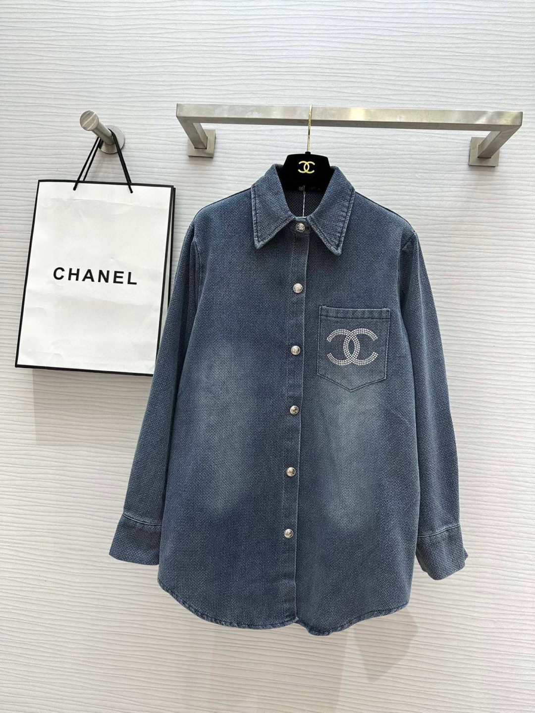 #Chane♡新款 牛仔衬衫 这个季节牛仔热卖 整件重工洗水➕烫钻 前后都好看 很难不爱❤️ 高品质定制(•̀ᴗ•́)و