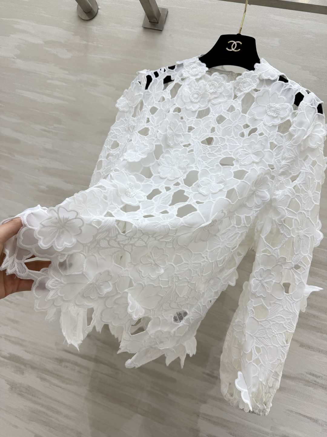 zimmerman♡²⁶度假系列⛱️立体水溶蕾丝花朵上衣 谁懂这种自带柔光滤镜的仙气温柔感✨重工立体花朵水溶蕾丝 每一 zimmerman♡²⁶度假系列⛱️立体水溶蕾丝花朵上衣 谁懂这种自带柔光滤镜的仙气温柔感✨重工立体花朵水溶蕾丝 每一