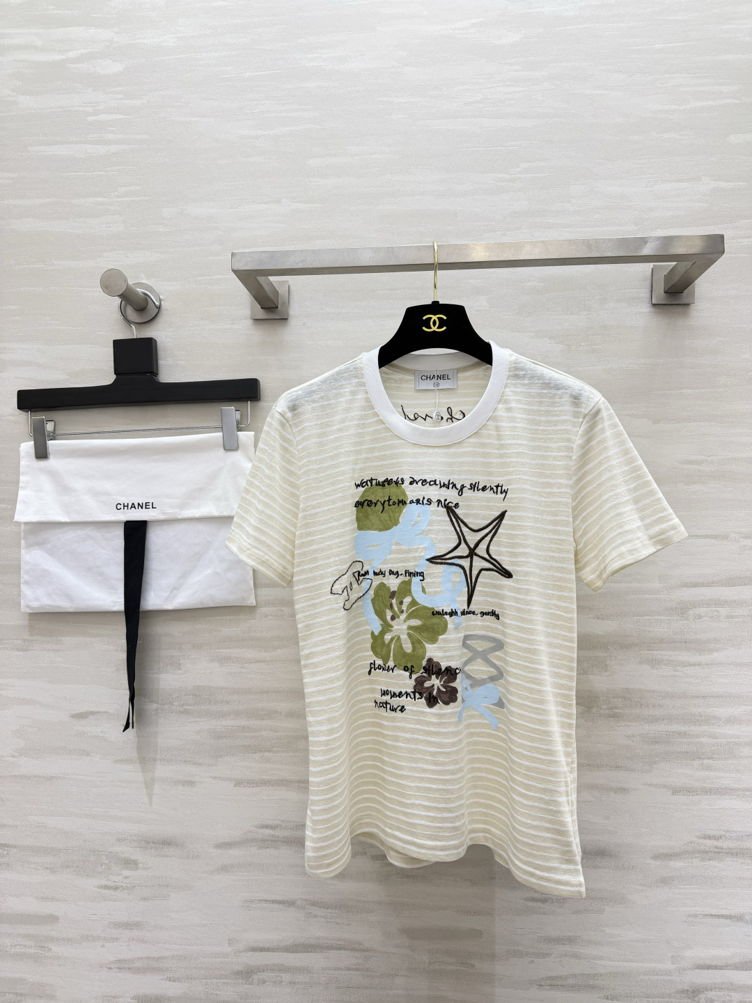 Chane♡²⁶条纹印花短袖|夏日治愈系小T 柔和米白细条纹 面料软糯透气 海星花朵手绘涂鸦印花刺绣 清爽配色自带度假感 Chane♡²⁶条纹印花短袖|夏日治愈系小T 柔和米白细条纹 面料软糯透气 海星花朵手绘涂鸦印花刺绣 清爽配色自带度假感