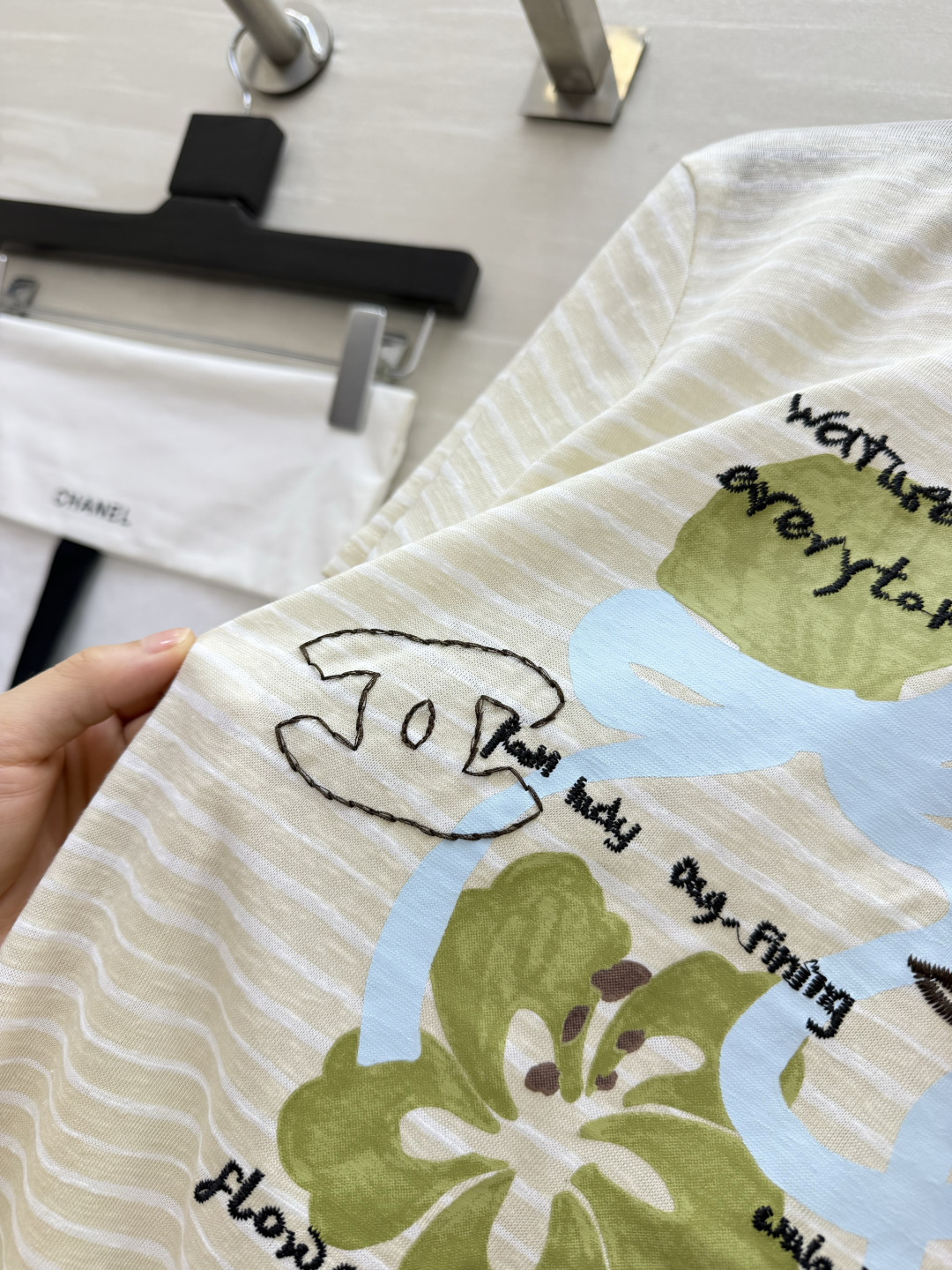 Chane♡²⁶条纹印花短袖|夏日治愈系小T 柔和米白细条纹 面料软糯透气 海星花朵手绘涂鸦印花刺绣 清爽配色自带度假感 Chane♡²⁶条纹印花短袖|夏日治愈系小T 柔和米白细条纹 面料软糯透气 海星花朵手绘涂鸦印花刺绣 清爽配色自带度假感