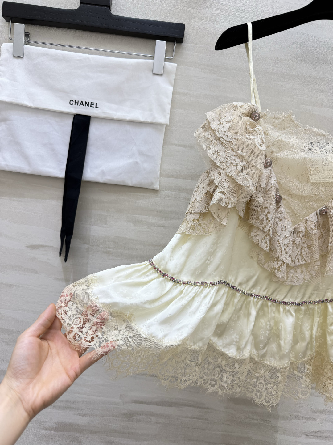 Chane♡²⁶奶杏蕾丝吊带🤍重工睫毛蕾丝 多层荷叶飞边 侧边定制金属纽扣 腰线镶彩钻碎钻 醋酸缎面暗纹底布自带柔光 下 Chane♡²⁶奶杏蕾丝吊带🤍重工睫毛蕾丝 多层荷叶飞边 侧边定制金属纽扣 腰线镶彩钻碎钻 醋酸缎面暗纹底布自带柔光 下