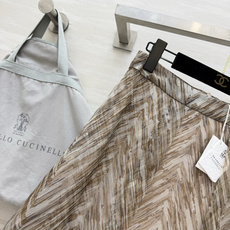 Brunello Cucinell♡²⁶桑蚕丝大摆半裙 把意式慵懒贵气穿在身上 美拉德棕调人字纹印花 温柔又自带复古高级 Brunello Cucinell♡²⁶桑蚕丝大摆半裙 把意式慵懒贵气穿在身上 美拉德棕调人字纹印花 温柔又自带复古高级