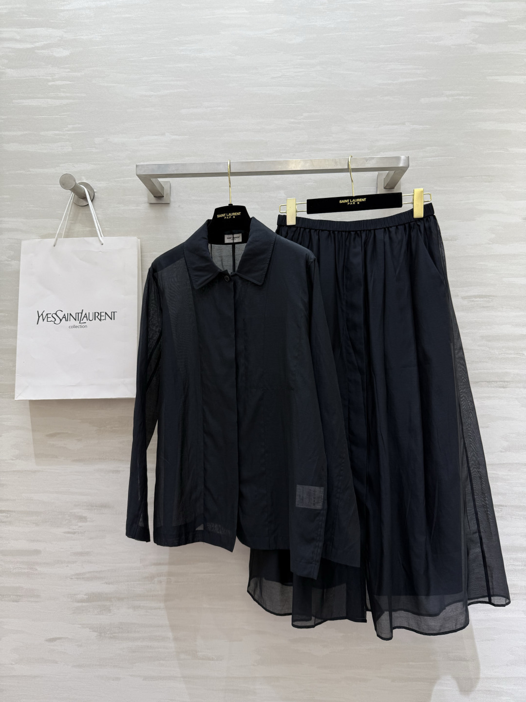 NO:942966,#ysl spring and summer new style 8MM silk cotton silk shirt and skirt. Exclusively customized 8MM silk cotton silk. It combines the luster of silk and the softness of cotton, presenting a smooth and soft appearance. The upper body is as thin as a cicada and is extremely light. The upper body has a lazy silhouette and a sense of breathing. High-quality customization Available in stock first size S/M/L (M size shoulder width 39, bust 104, length 68, skirt waist 66, skirt length 86) top 330, skirt., saint laurent-clothing, saint laurent, saint laurent, skirts,19860909#ysl春夏新款 8MM丝绵綃衬衣半裙 独家定制8MM丝棉綃 采将丝质的光泽和棉花的柔软相结合 呈现出光滑柔和的外观 薄如蝉翼上身极轻一套上身自带慵懒廓形和呼吸感 高品质定制 现货首发sizeS/M/L（M码肩宽39,胸围104,衣长68,半裙腰围66,裙长86）上衣330,半裙.,圣罗兰-服装,saint laurent,saint laurent,skirts,,Women's clothing