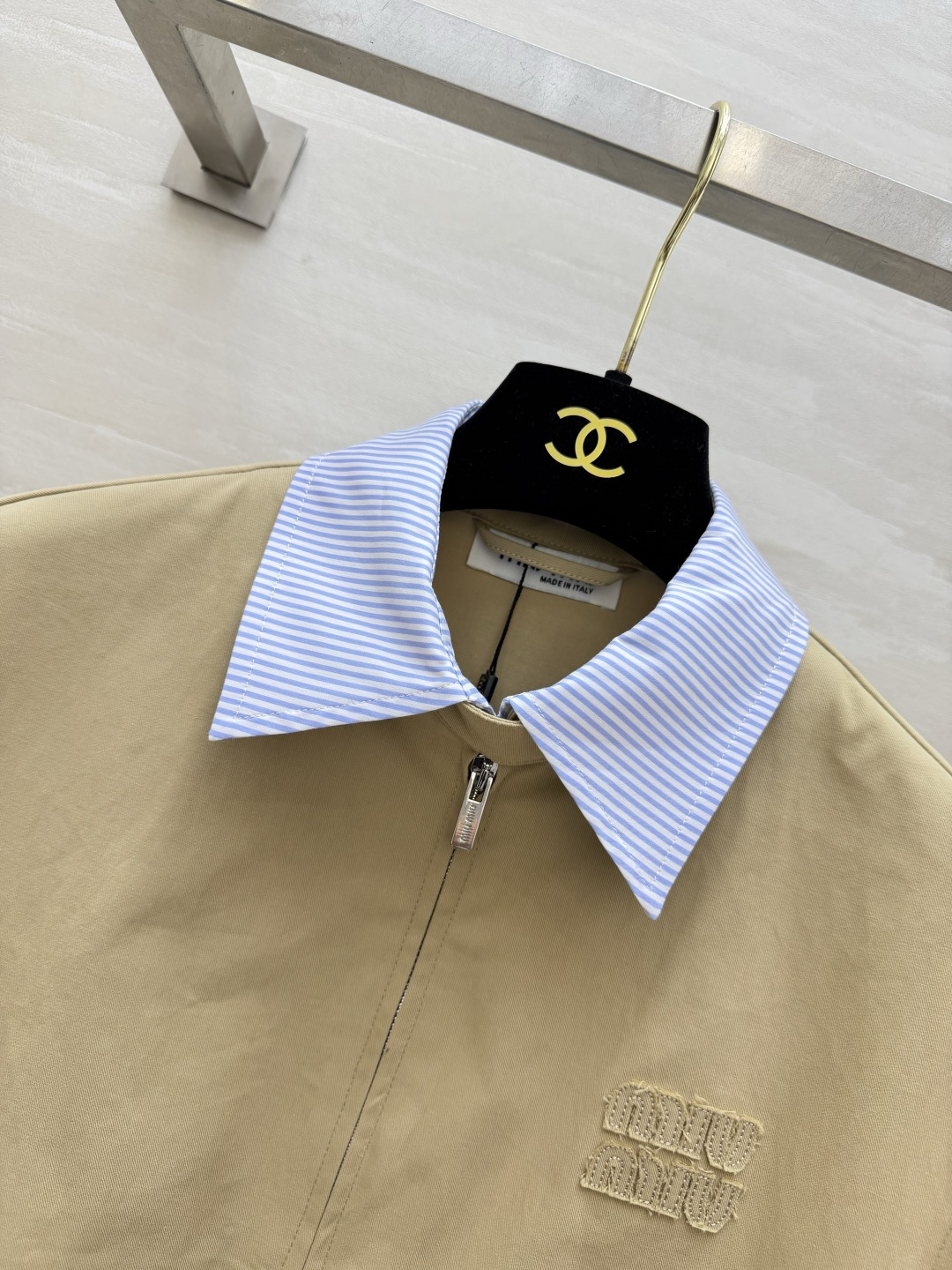 MiuMi♡²⁶条纹领工装马甲✨同系列夹克同款面料 蓝白条纹撞色翻领 清新减龄 刺绣标识 松紧下摆 宽松藏肉 搭配百褶短