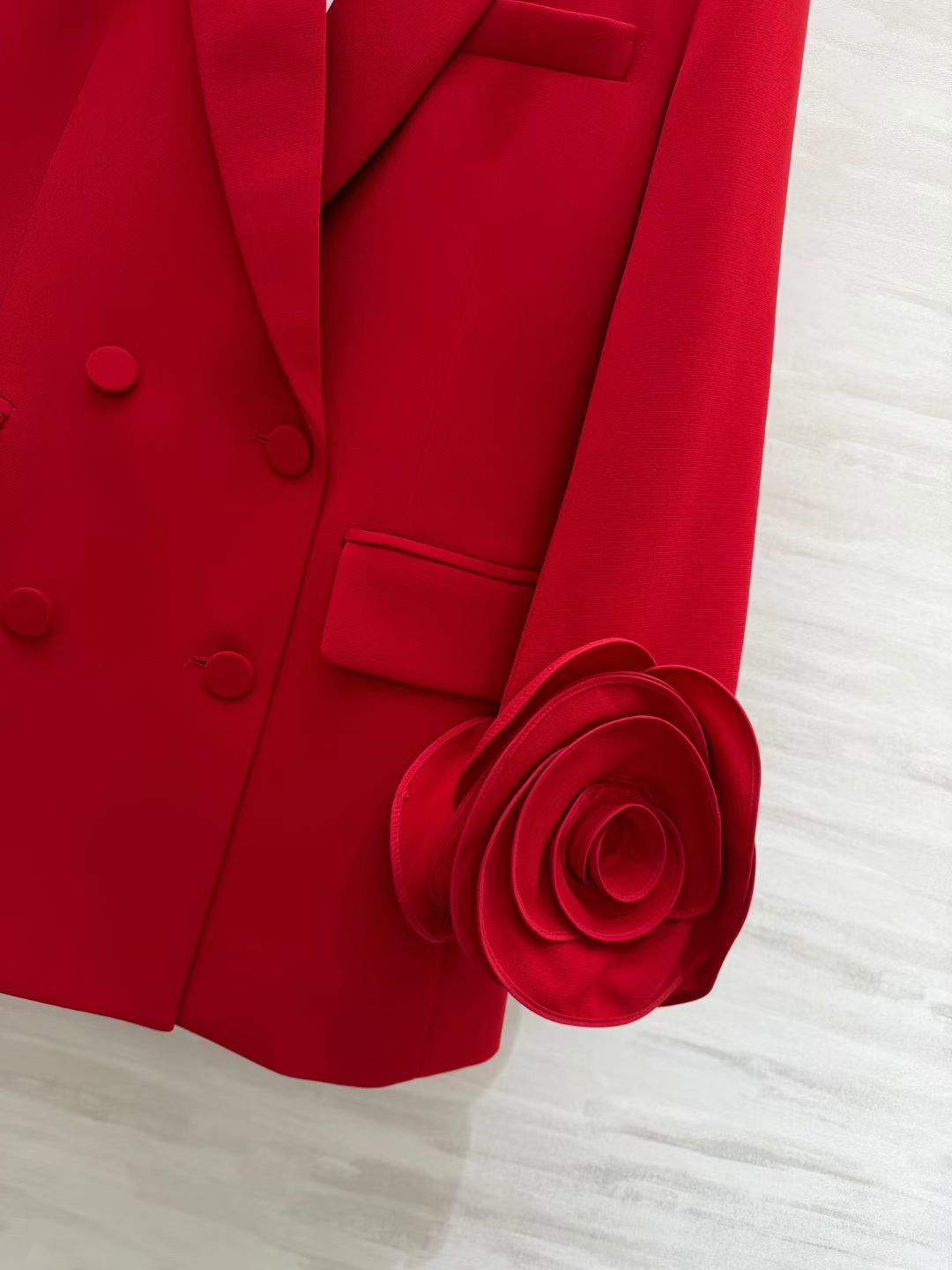 #Valentin♡新款 纯手工立体花朵 羊毛西装外套 重工手工立体玫瑰花袖 设计又甜又酷 重工艺定制黑低调奢华 立体花 #Valentin♡新款 纯手工立体花朵 羊毛西装外套 重工手工立体玫瑰花袖 设计又甜又酷 重工艺定制黑低调奢华 立体花